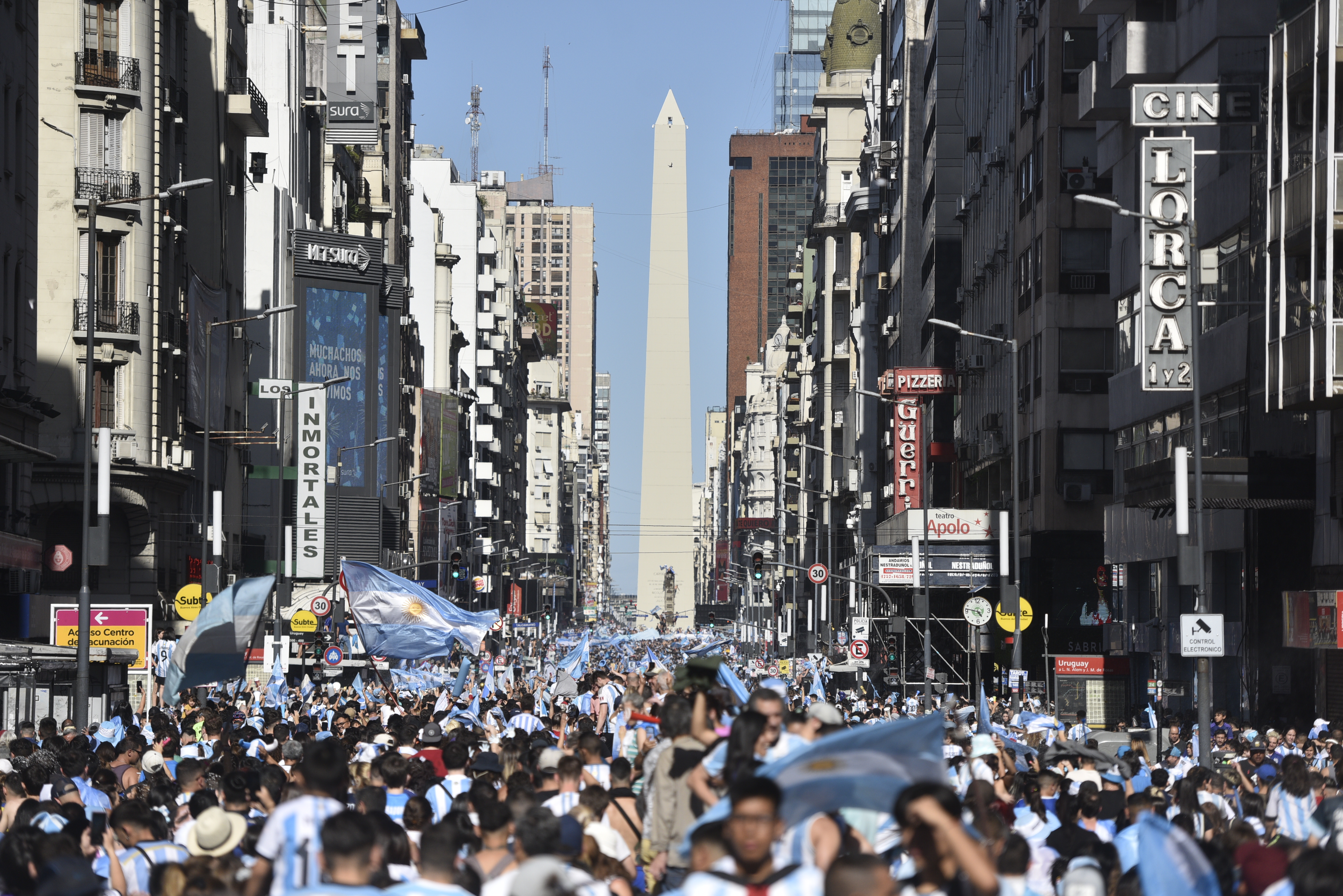 Argentina team celebrates at the obelisk (Adrien Escander).