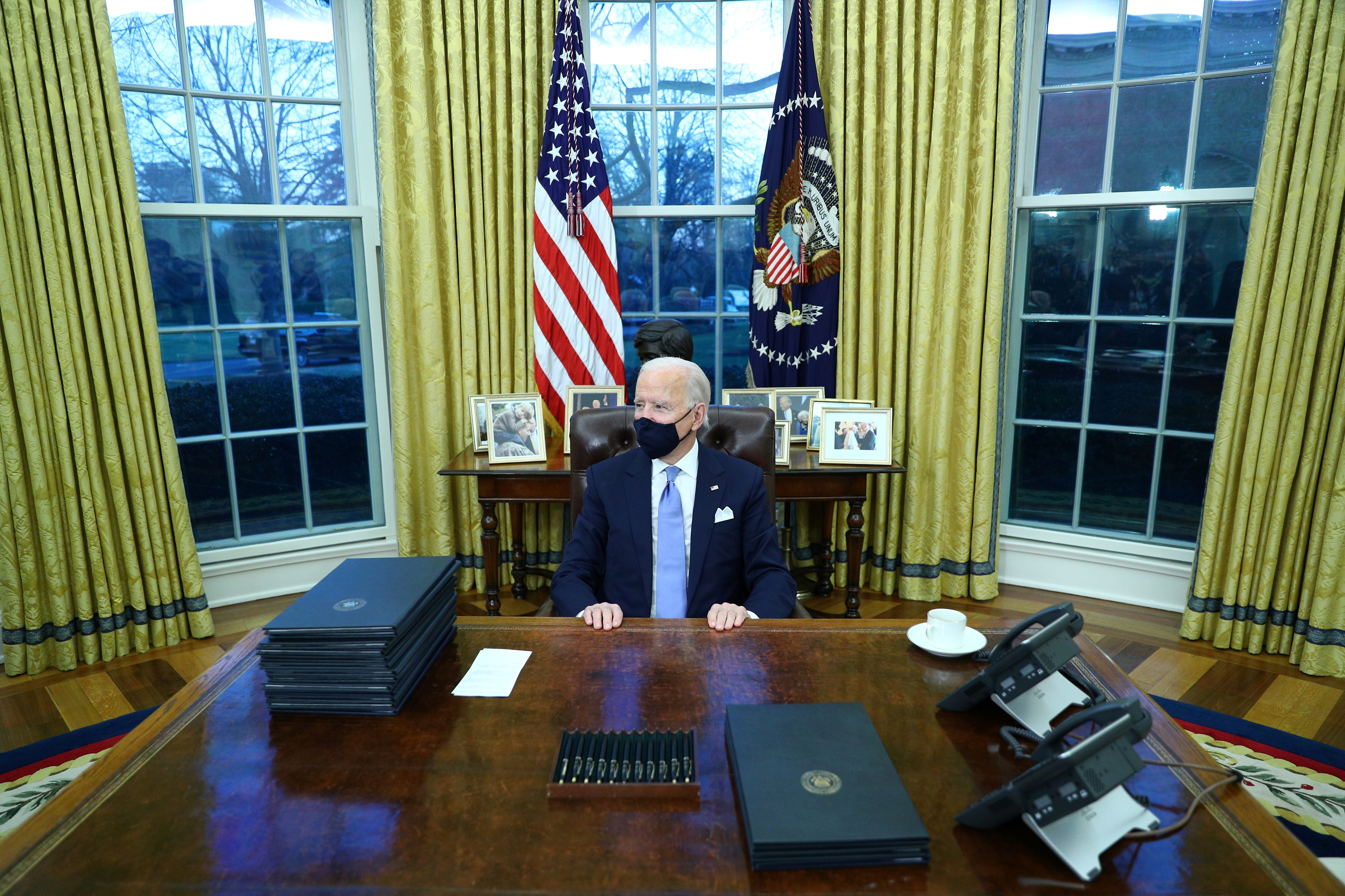 Biden firmó diecisiete decretos en su primer día como presidente de los Estados Unidos (Foto: Reuters/ Tom Brenner)