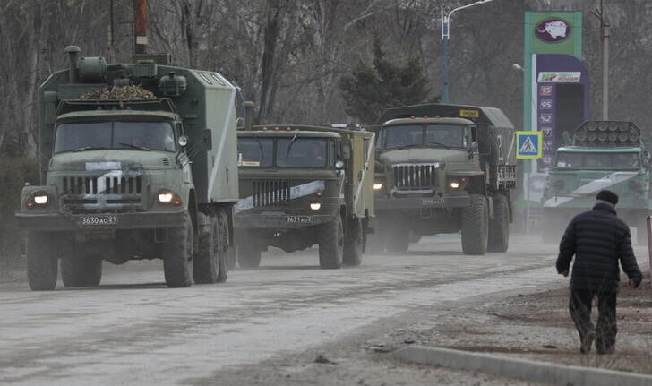 Vehículos militares rusos pasan por una calle después de que el presidente Vladimir Putin autorizó una operación militar en el este de Ucrania, en la localidad de Armyansk, Crimea, Febrero 24, 2022. REUTERS/Stringer