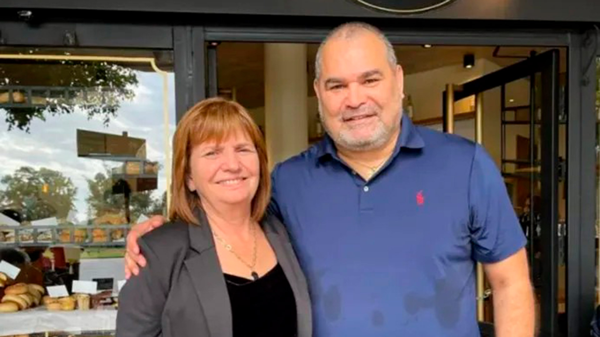 Patricia Bullrich sonríe junto a José Luis Chilavert