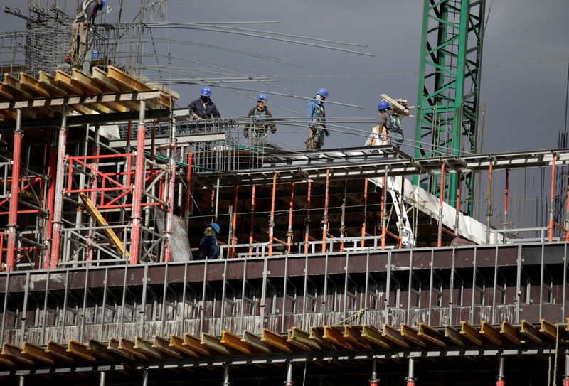 Se ven trabajadores en un edificio en construcción en Ciudad de México, México, 30 de enero de 2020. REUTERS / Andres Martinez Casares/ Foto de archivo