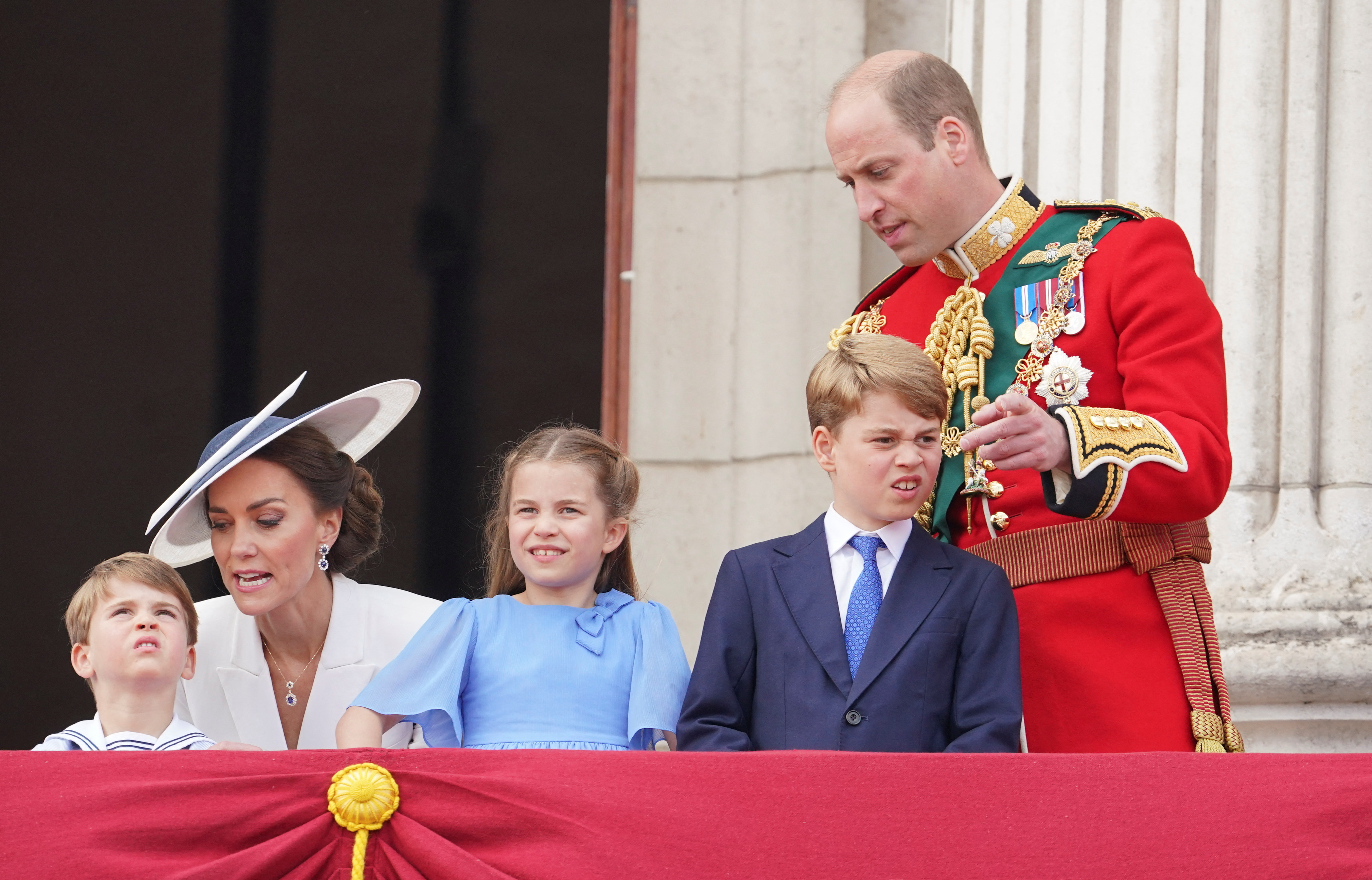 El príncipe William y su esposa, la duqeza de Cambriege tratando de calmar al pequeño prince Louis