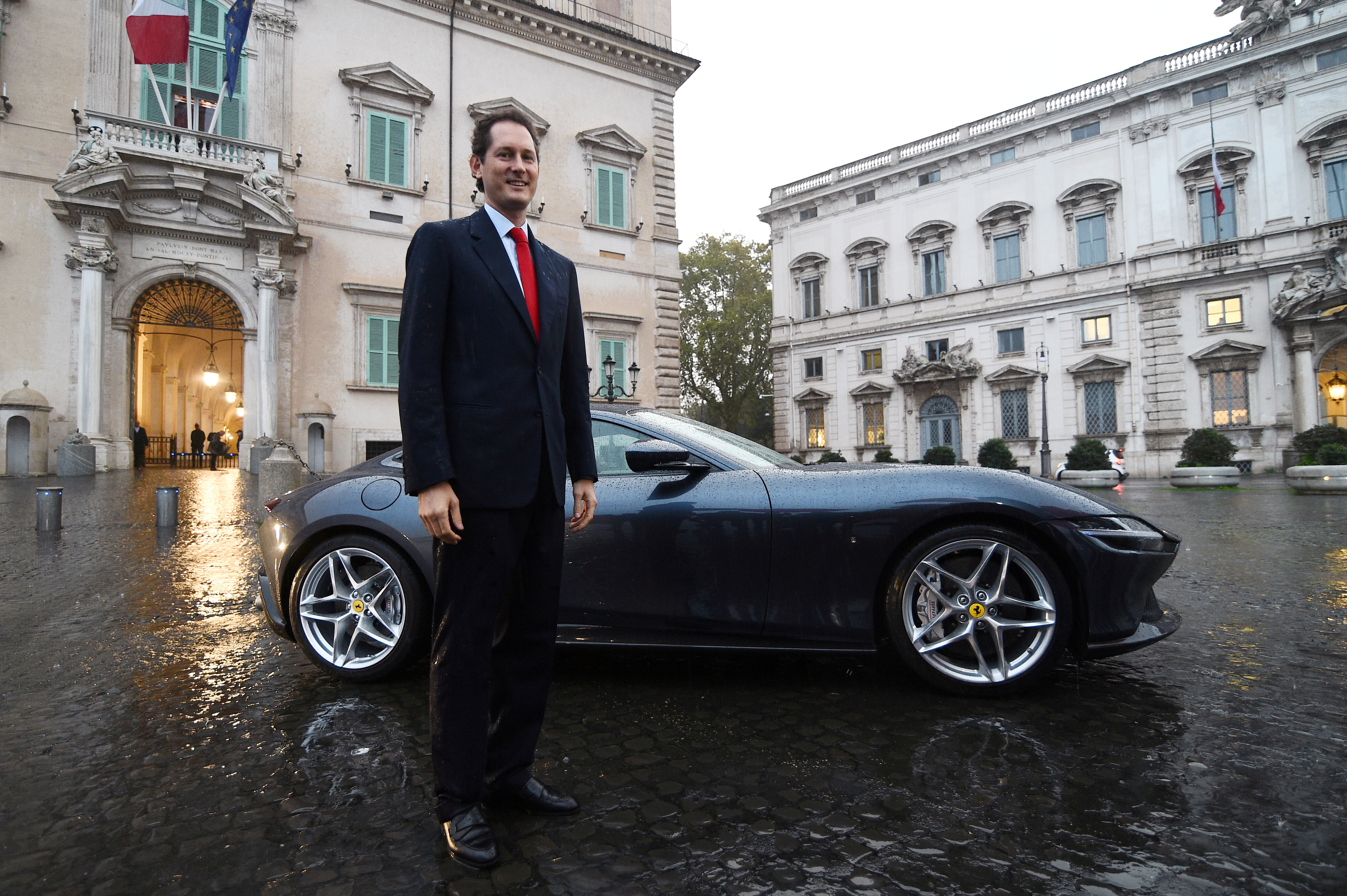 John Elkann, actualmente presidente y consejero delegado de Exor. En la imagen posa junto con el Ferrari Roma REUTERS/Guglielmo Mangiapane/File Photo