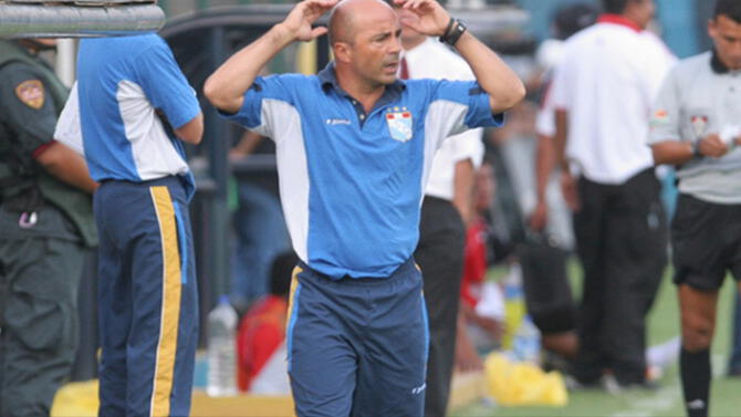Jorge Sampaoli dirigiendo un partido de Sporting Cristal el 2007. (Difusión)