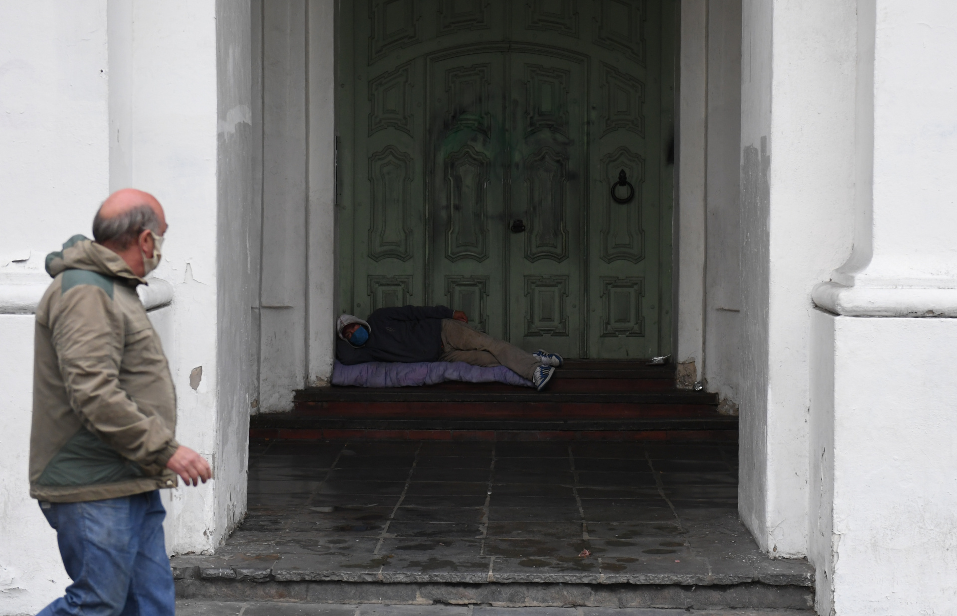 A pesar de que están suspendidos los desalojos tanto en viviendas como en hoteles por falta de pago durante la pandemia, muchos lugares echan a sus clientes, tal como fue el caso de Macrino, lo que incrementó también la cantidad de personas
