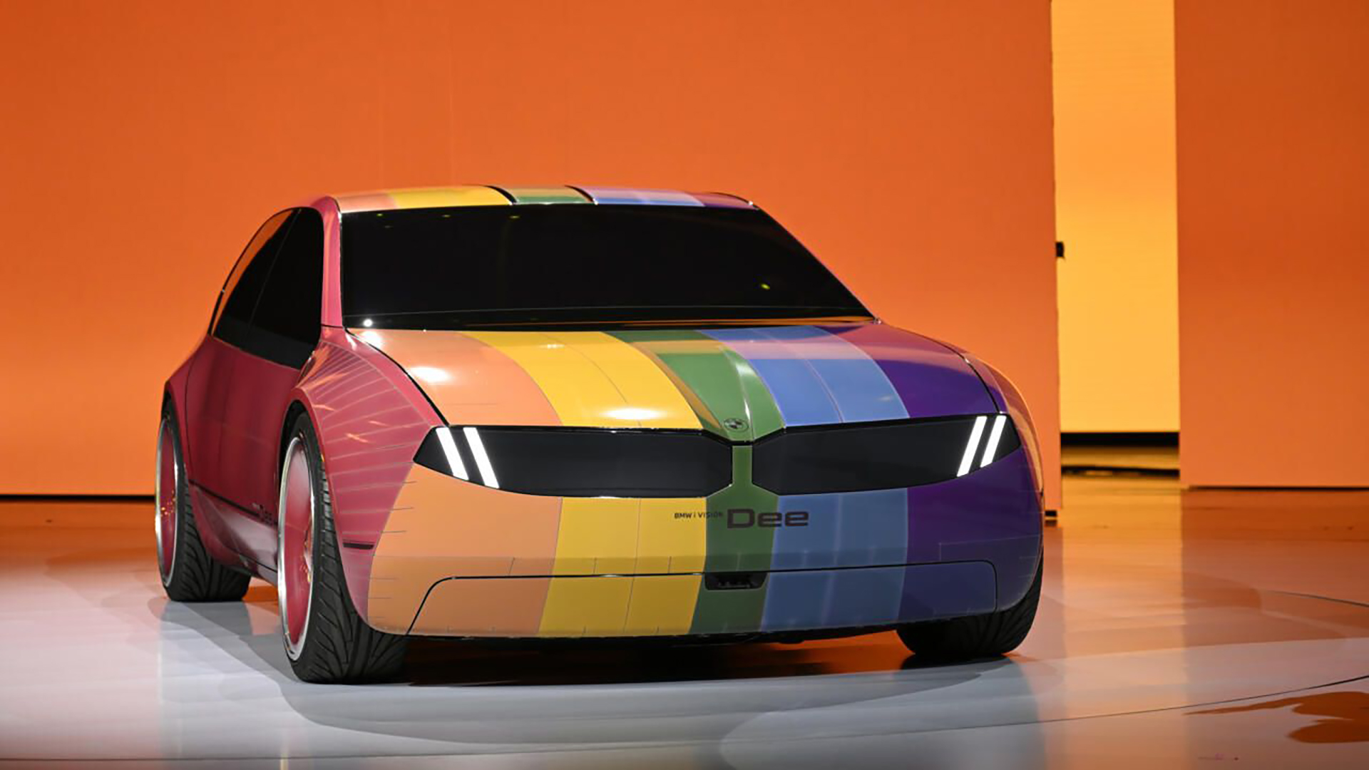 Gracias al sistema E ink, el nuevo auto puede combinar hasta 32 colores electónicamente de acuerdo al patrón que desee su usuario
