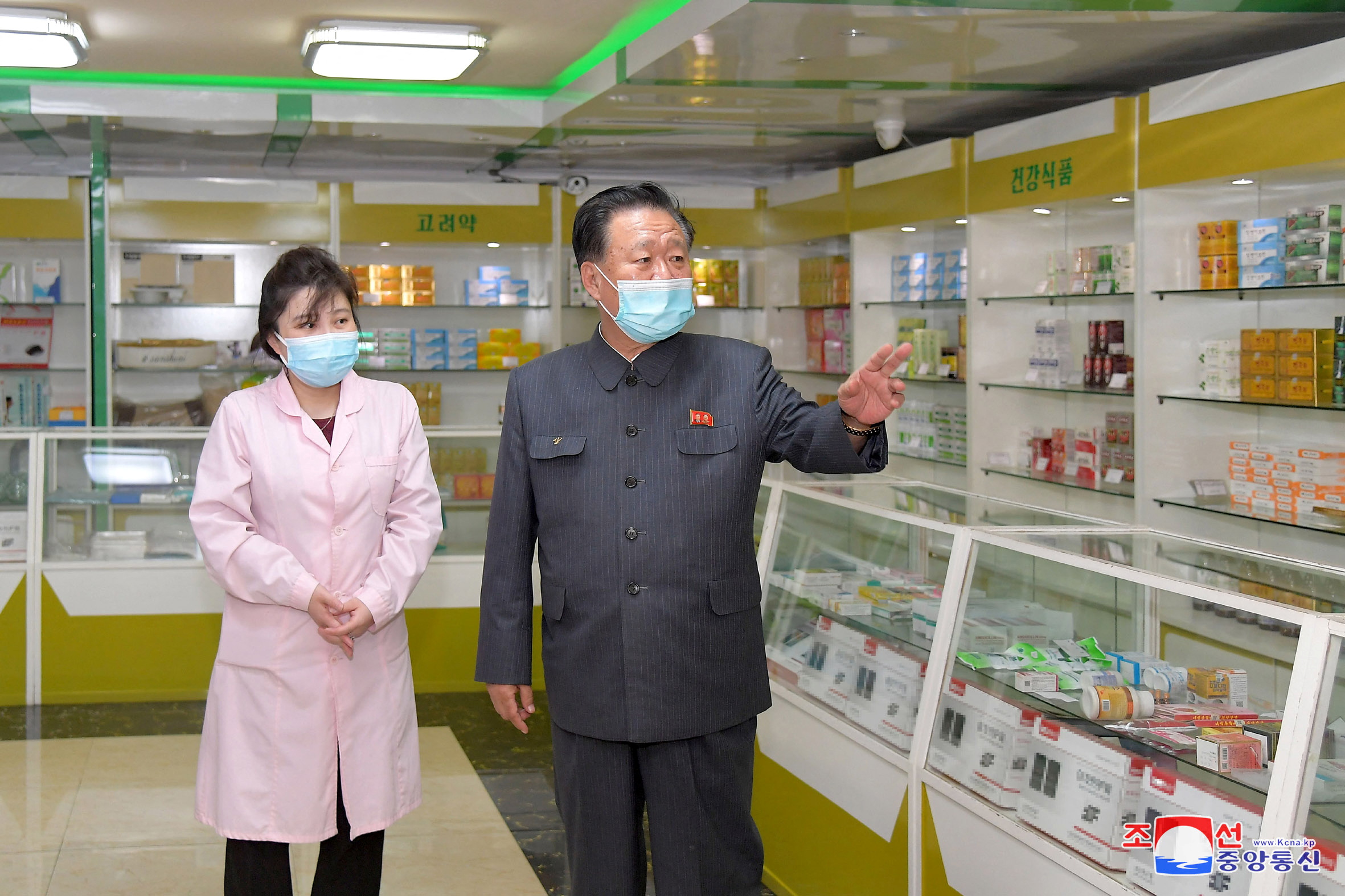 Choe Ryong Hae, presidente del comité permanente de la Asamblea Popular Suprema (SPA) de Corea del Norte, inspecciona una farmacia en medio de la pandemia de la enfermedad por coronavirus (COVID-19), en Pyongyang, Corea del Norte (Agencia Central de Noticias de Corea del Norte).
