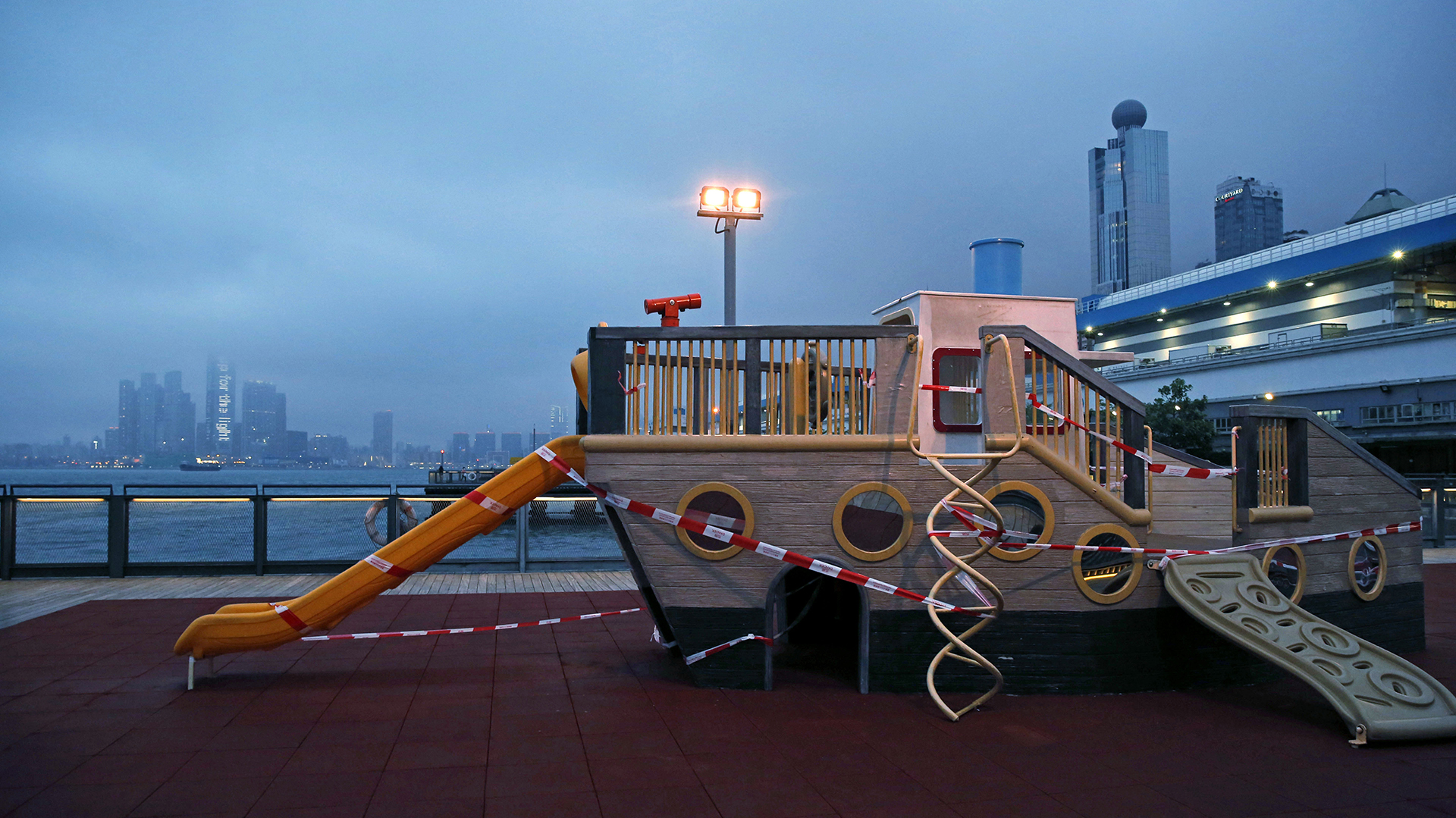 Un parque infantil, precintado para ayudar a frenar la propagación del coronavirus, en Hong Kong, el 29 de marzo de 2020. (AP Foto/Kin Cheung)