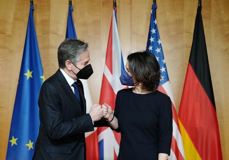 El Secretario de Estado de Estados Unidos, Antony Blinken, saluda a la Ministra de Asuntos Exteriores alemana, Annalena Baerbock, en el Ministerio de Asuntos Exteriores en Berlín (Reuters)