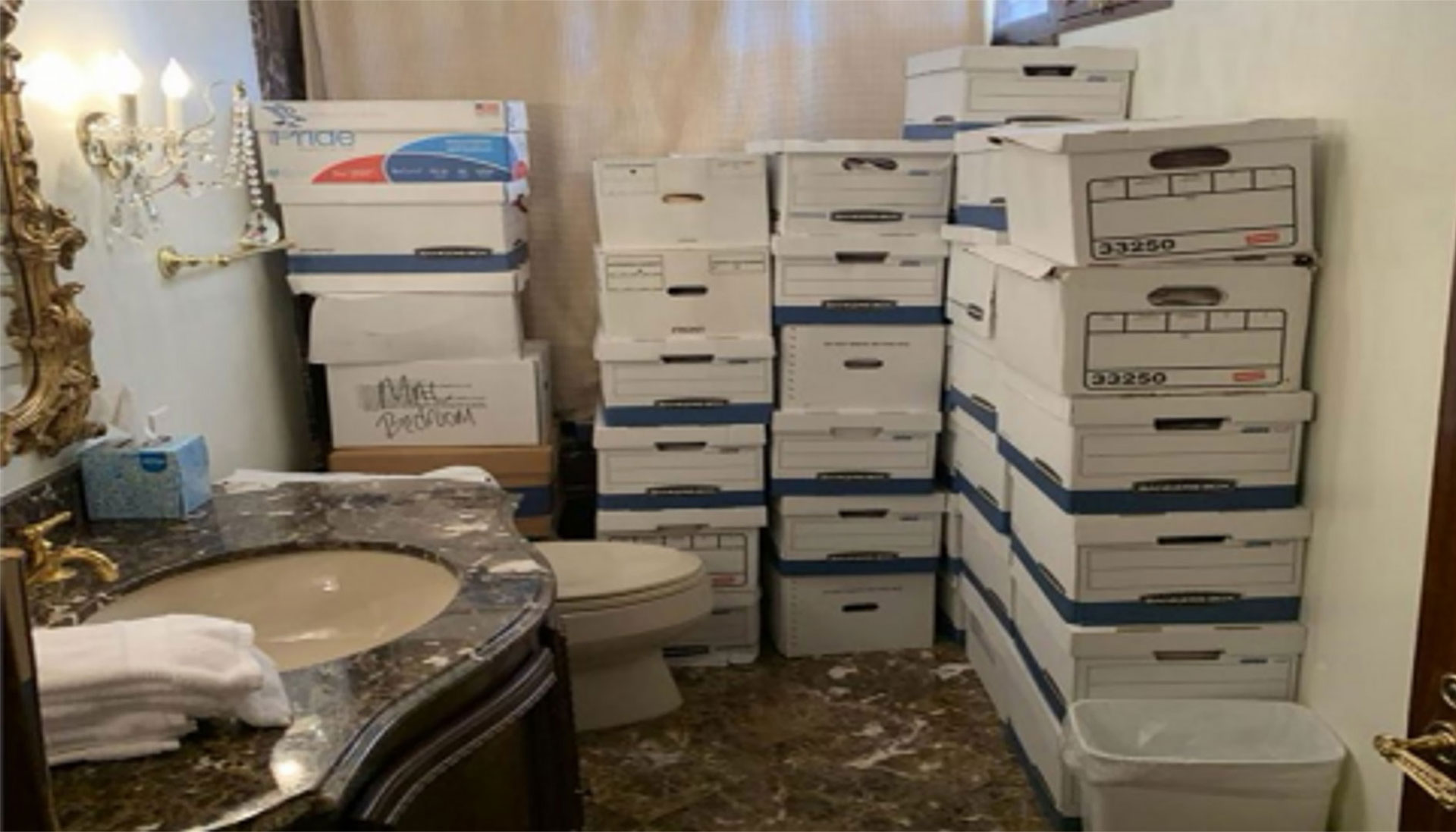 Los insólitos lugares donde Donald Trump guardaba los documentos clasificados en su residencia de Mar-a-Lago