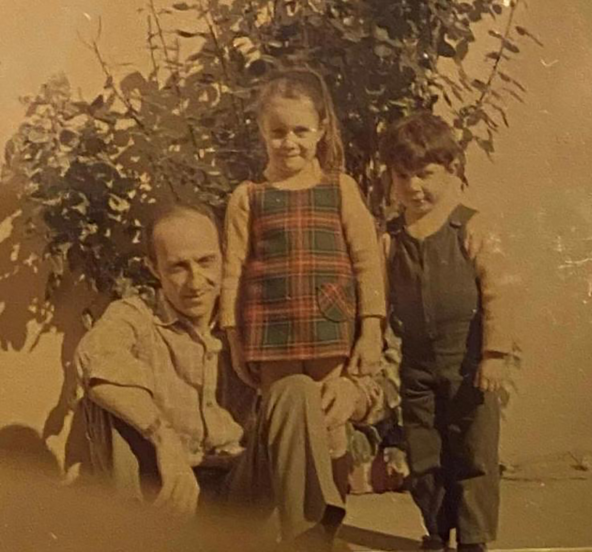 Matilda Blanco junto a su papá, Hugo, y su hermano Gabriel, 1970