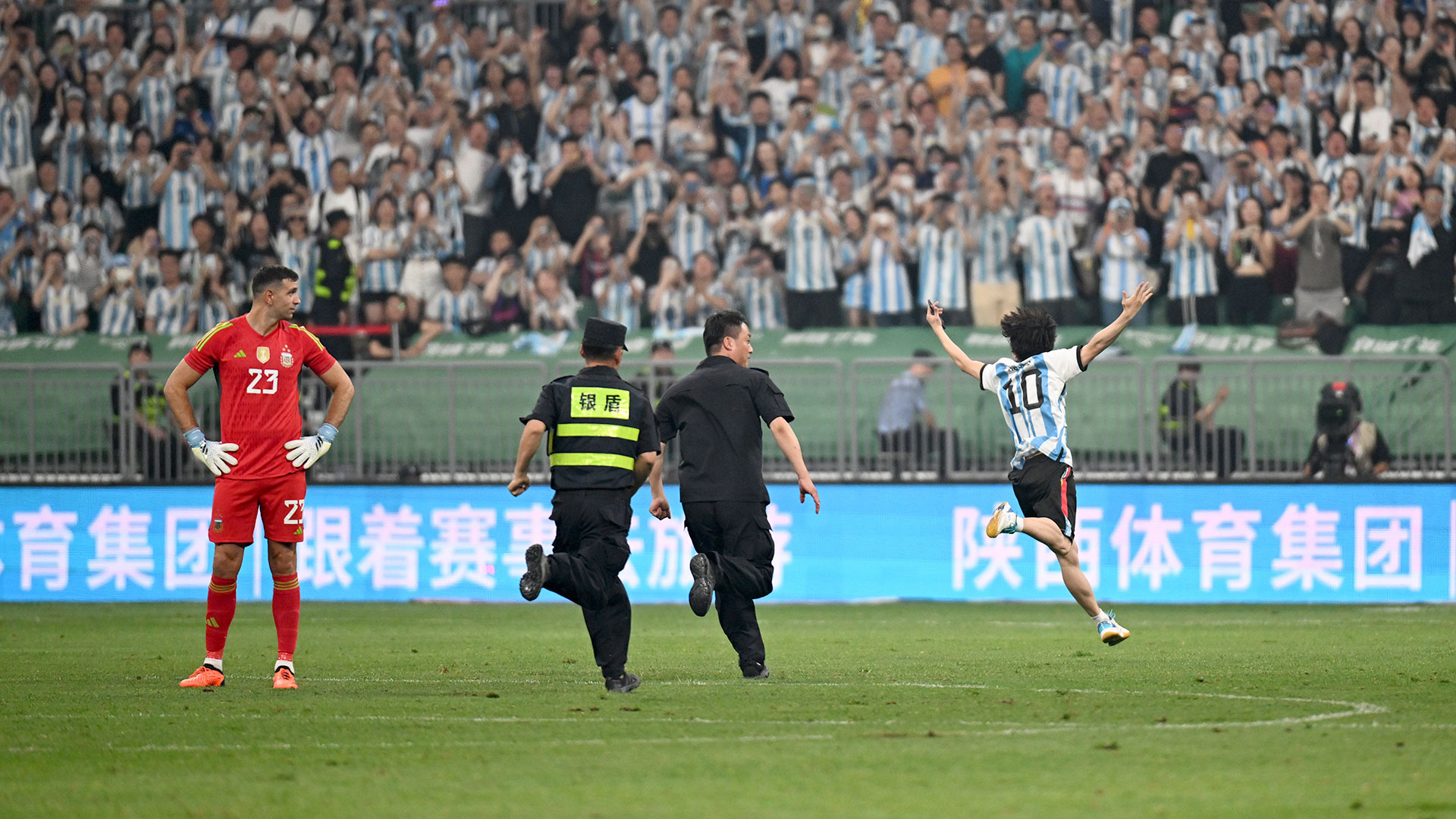 Un hincha invadió el campo de juego para abrazar a Lionel Messi en el amistoso entre Argentina y Australia en Beijing (Di Yin/Getty Images)