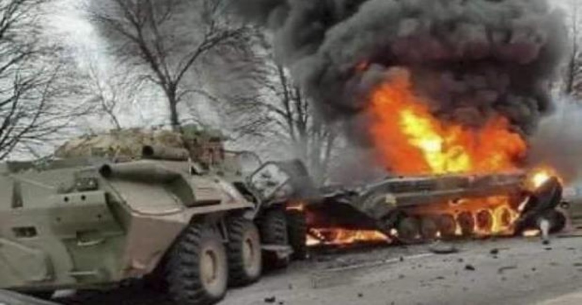 Carro de asalto alcanzado por un misil durante la ofensiva rusa tratando de romper las defensas ucranianas en las afueras de la ciudad de Summy. (Min. Defensa Ucrania)