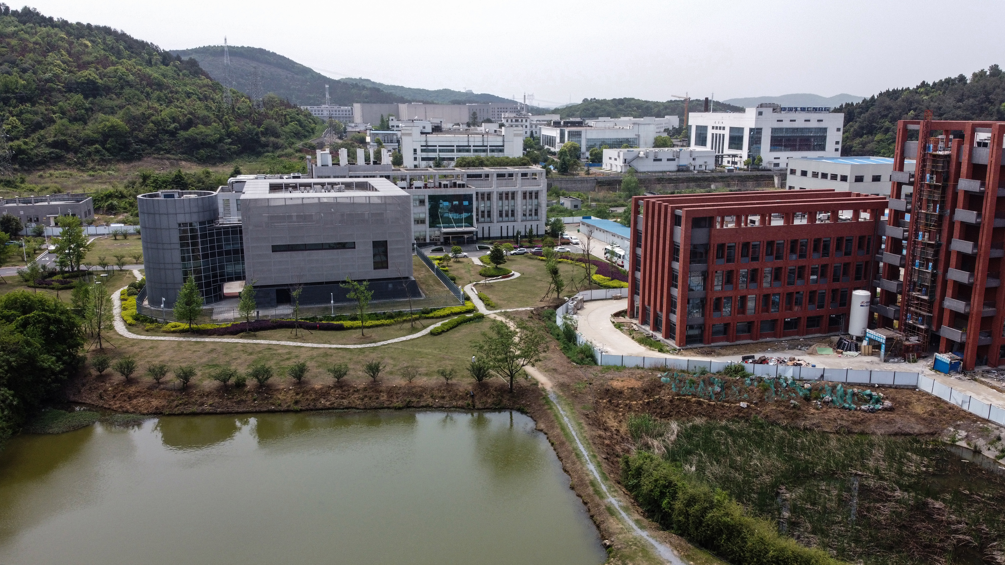 Una vista aérea muestra el laboratorio del Instituto de Virología de Wuhan en Wuhan, en la provincia central de Hubei, China, el 17 de abril de 2020. (AFP)