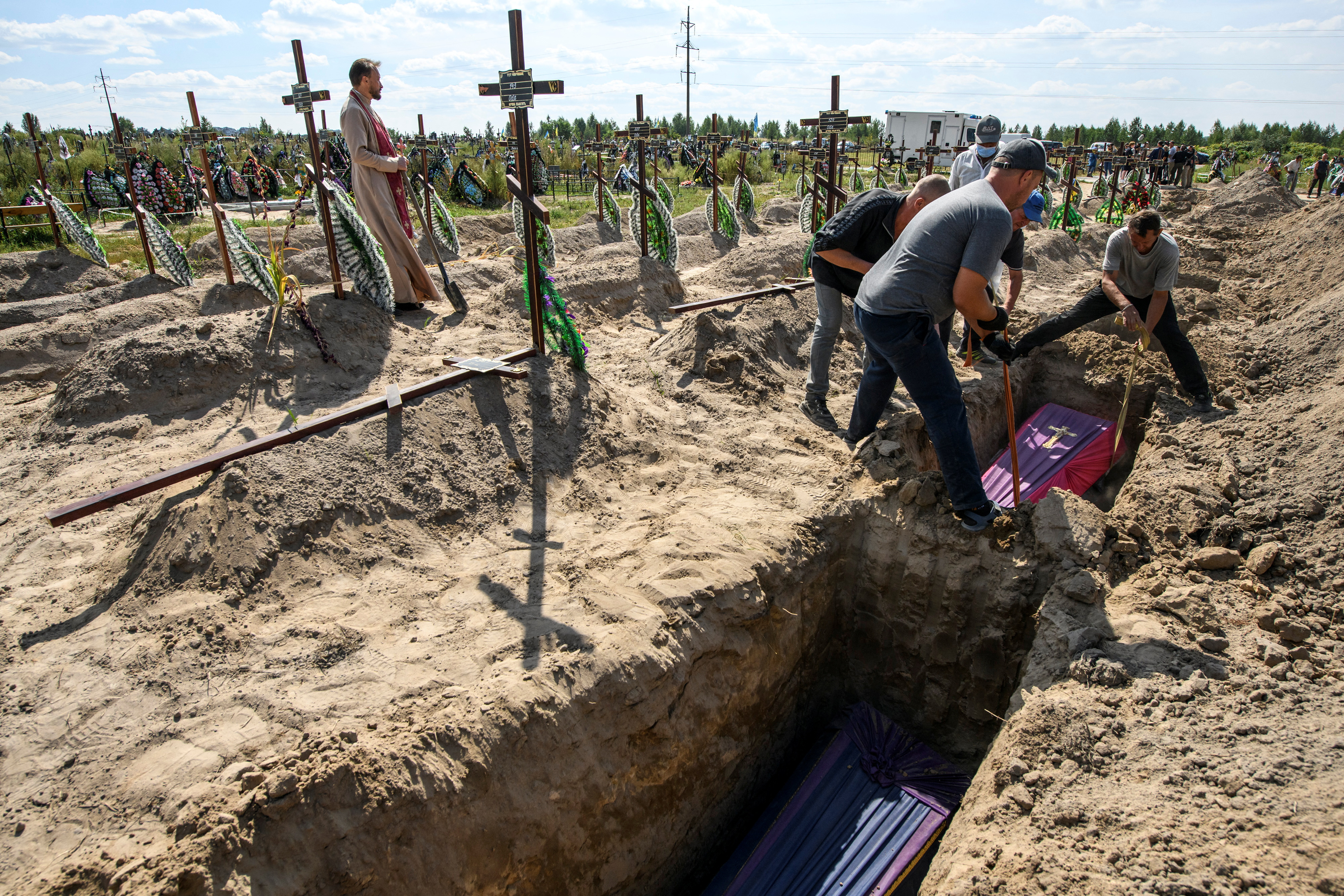 ceremonia de entierro en la ciudad de Bucha, en la región de Kyiv, Ucrania 2 de septiembre de 2022 (REUTERS/Vladyslav Musiienko)