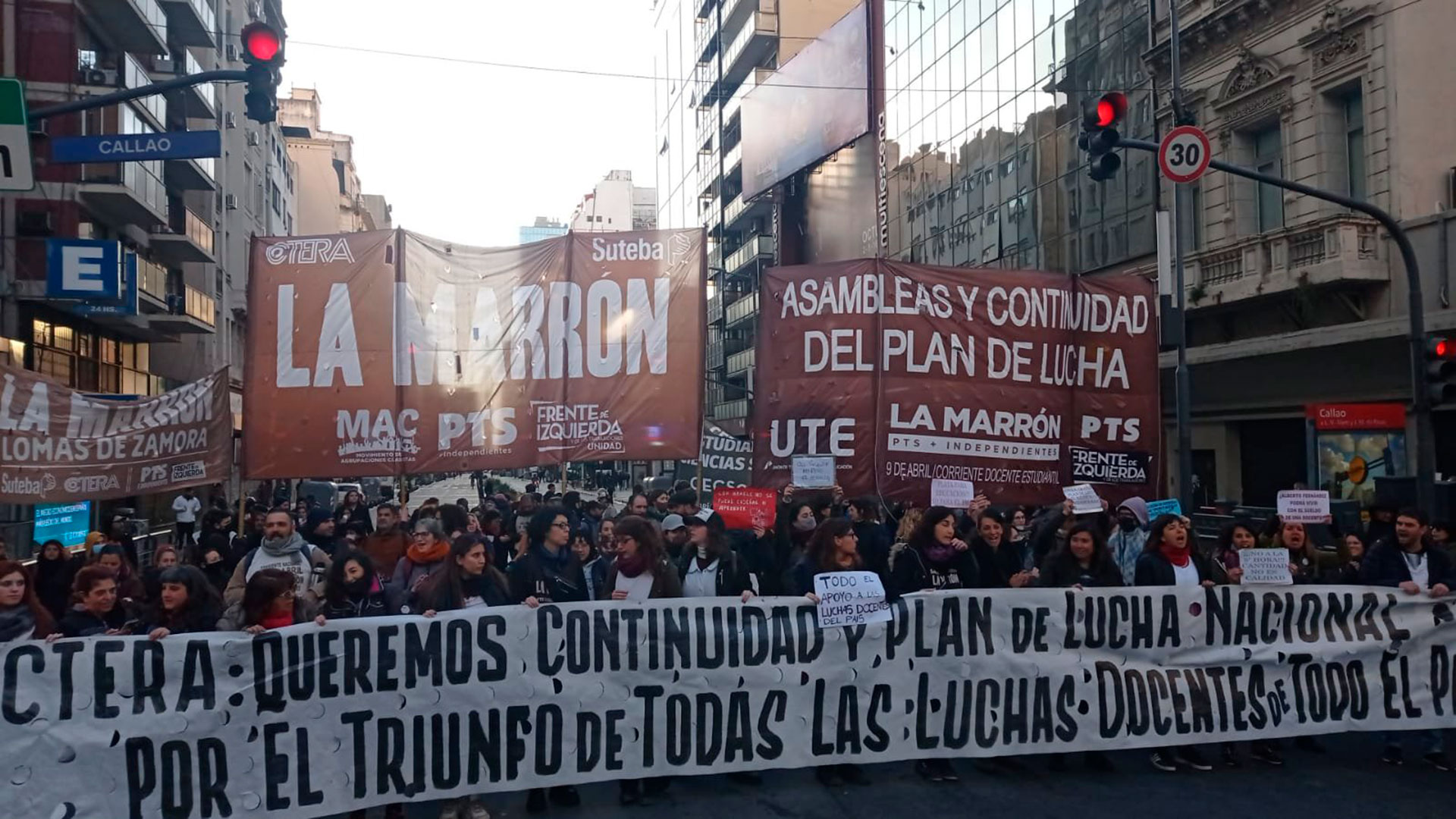 Unos 50 docentes cortan el tránsito en Corrientes y Callao (@WalterVerst)