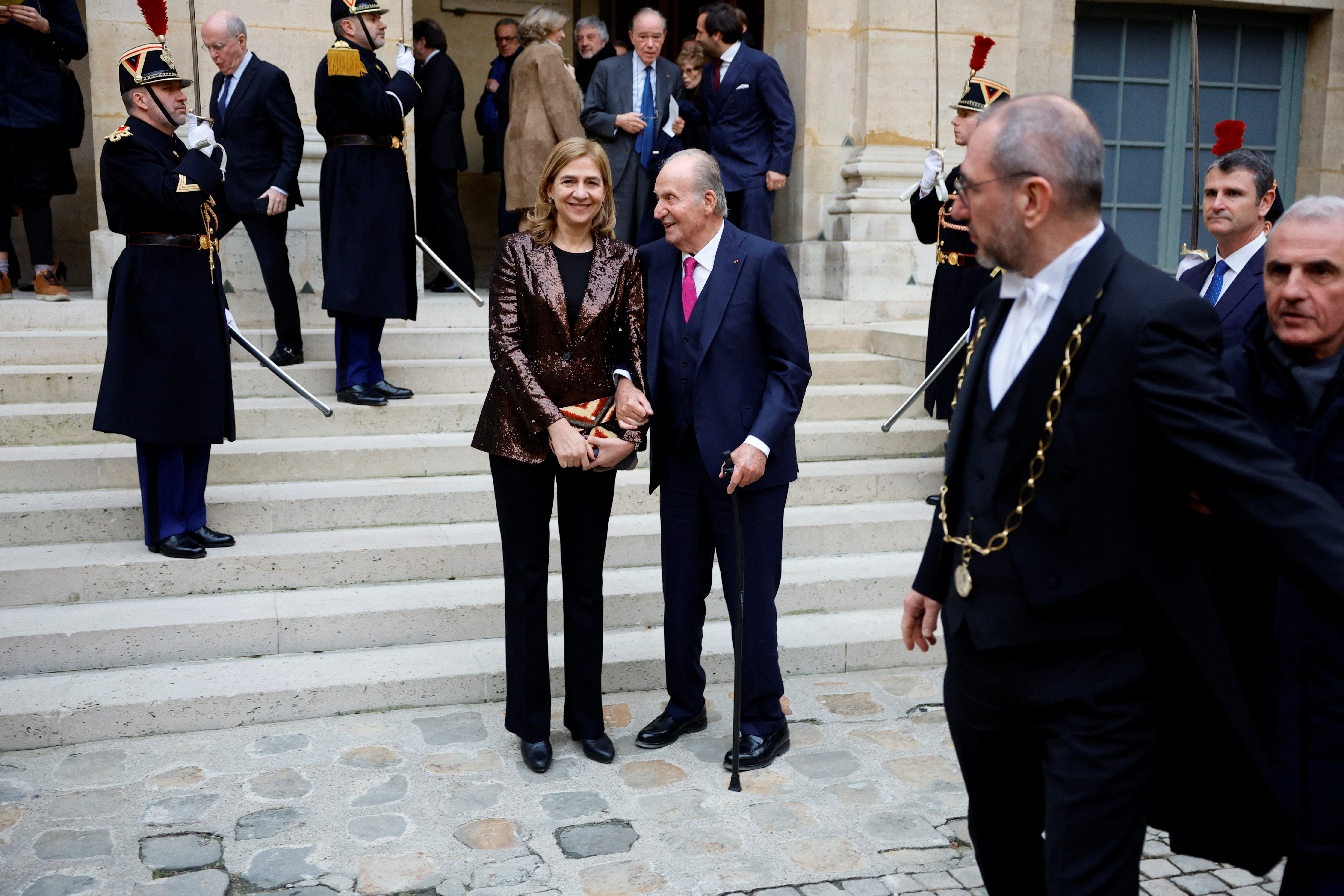 Juan Carlos I, con su hija la infanta Cristina, en un reciente acto en París. 