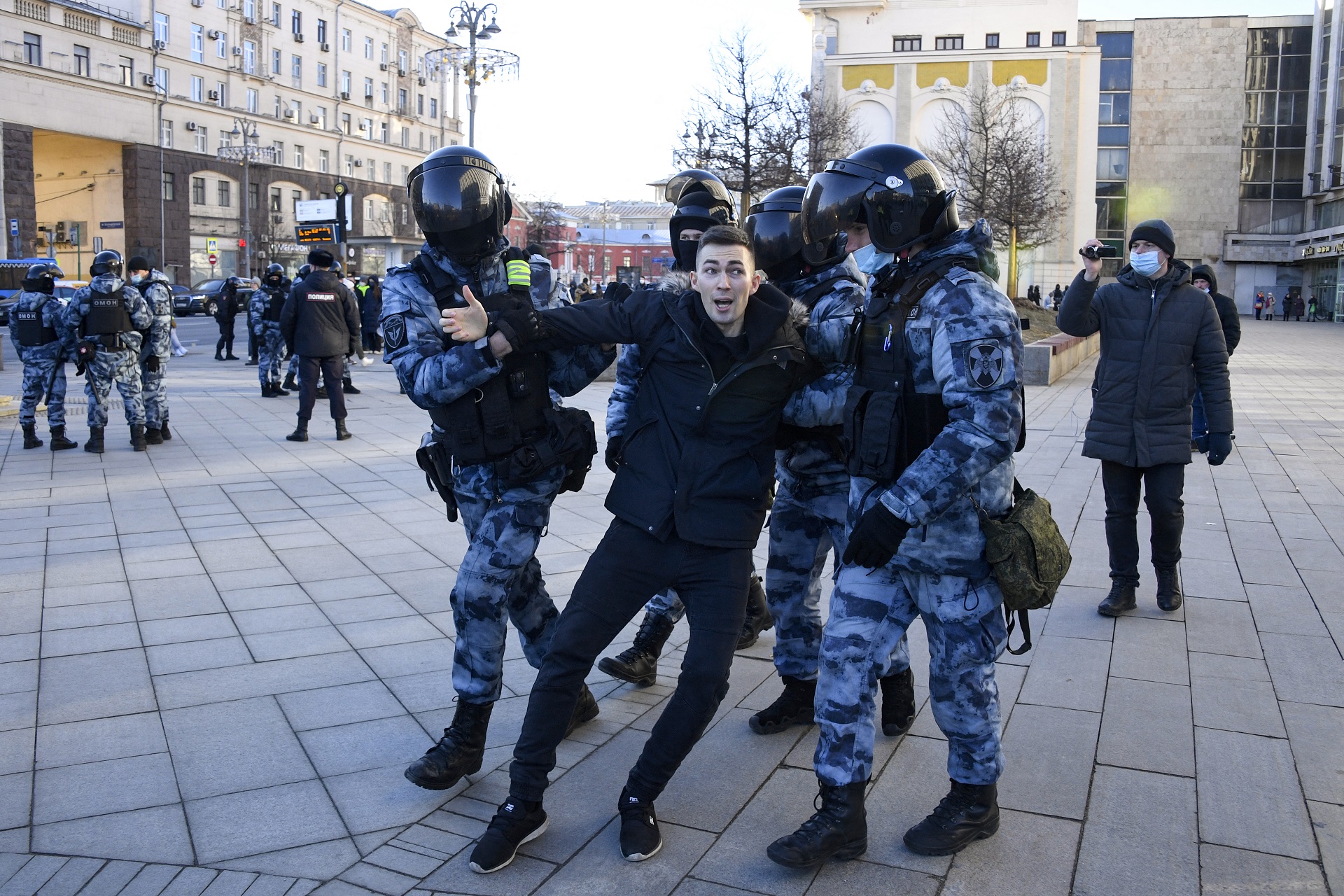 Police detain a man during a protest against the Russian invasion of Ukraine in central Moscow (Alexander NEMENOV / AFP)