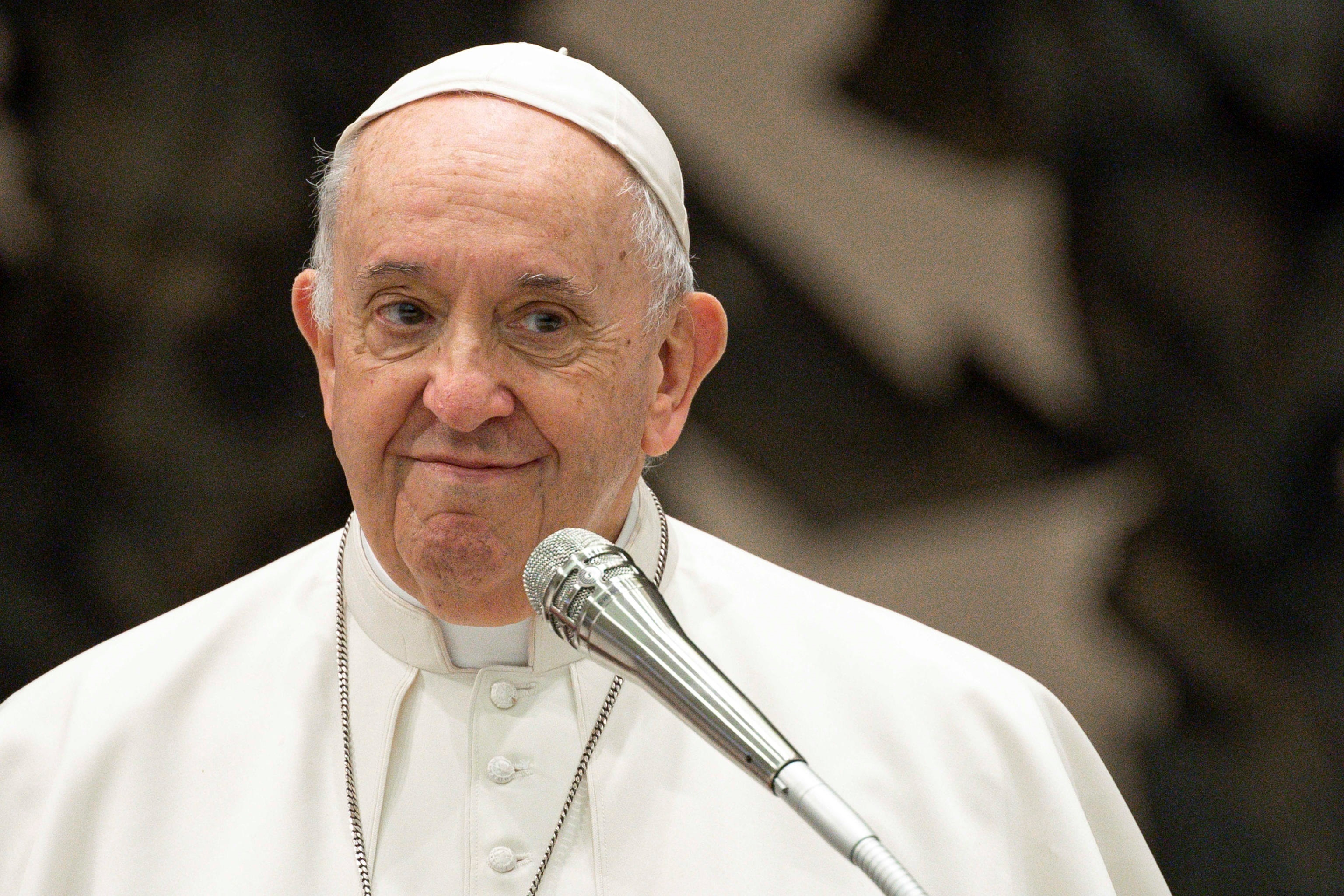 El papa Francisco se recupera de la operación y el domingo rezará el Ángelus en el hospital