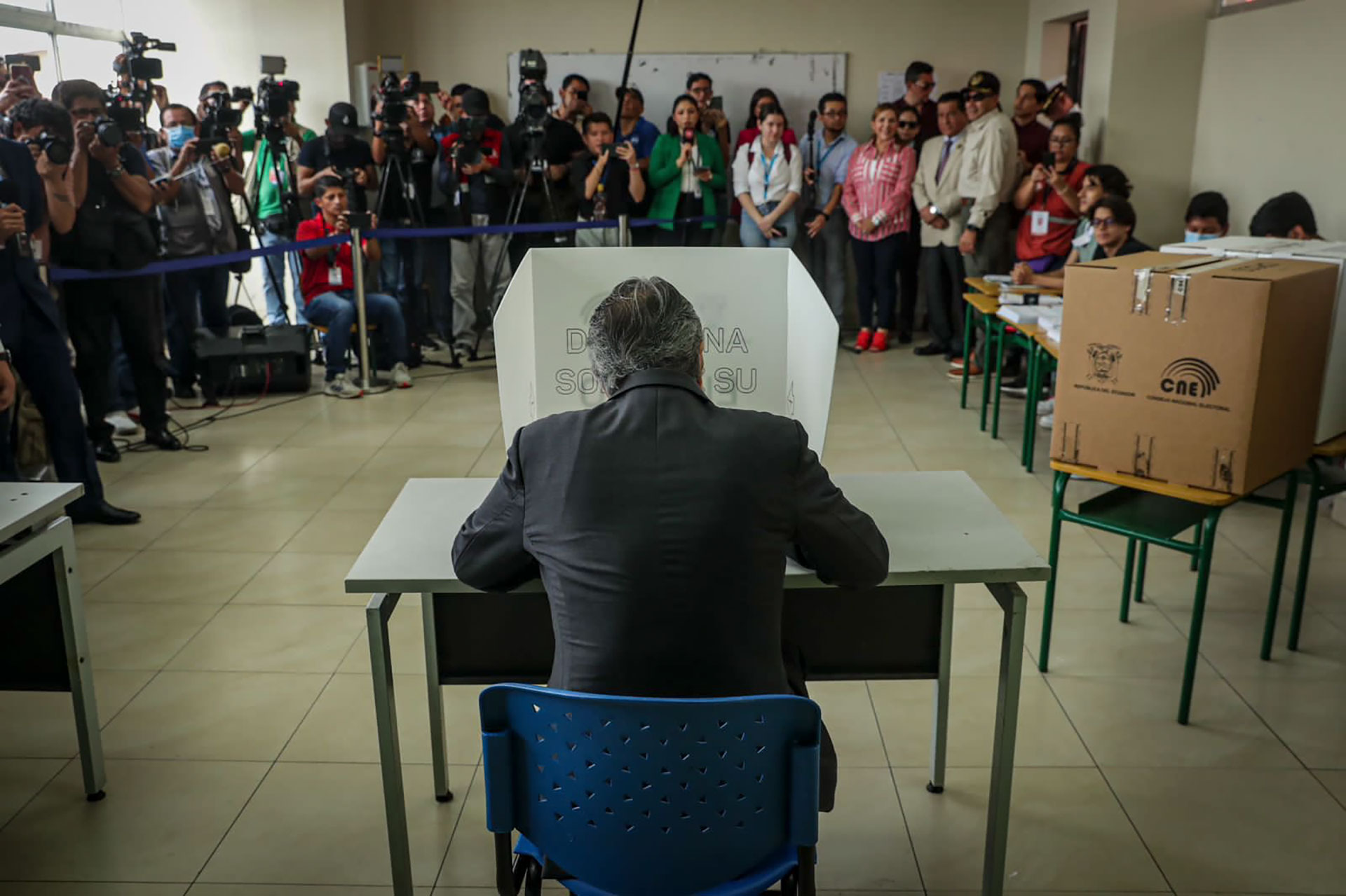 El presidente Guillermo Lasso votó a favor del Sí en el referéndum. Los esfuerzos gubernamentales no le alcanzaron para legitimar políticamente a su gobierno