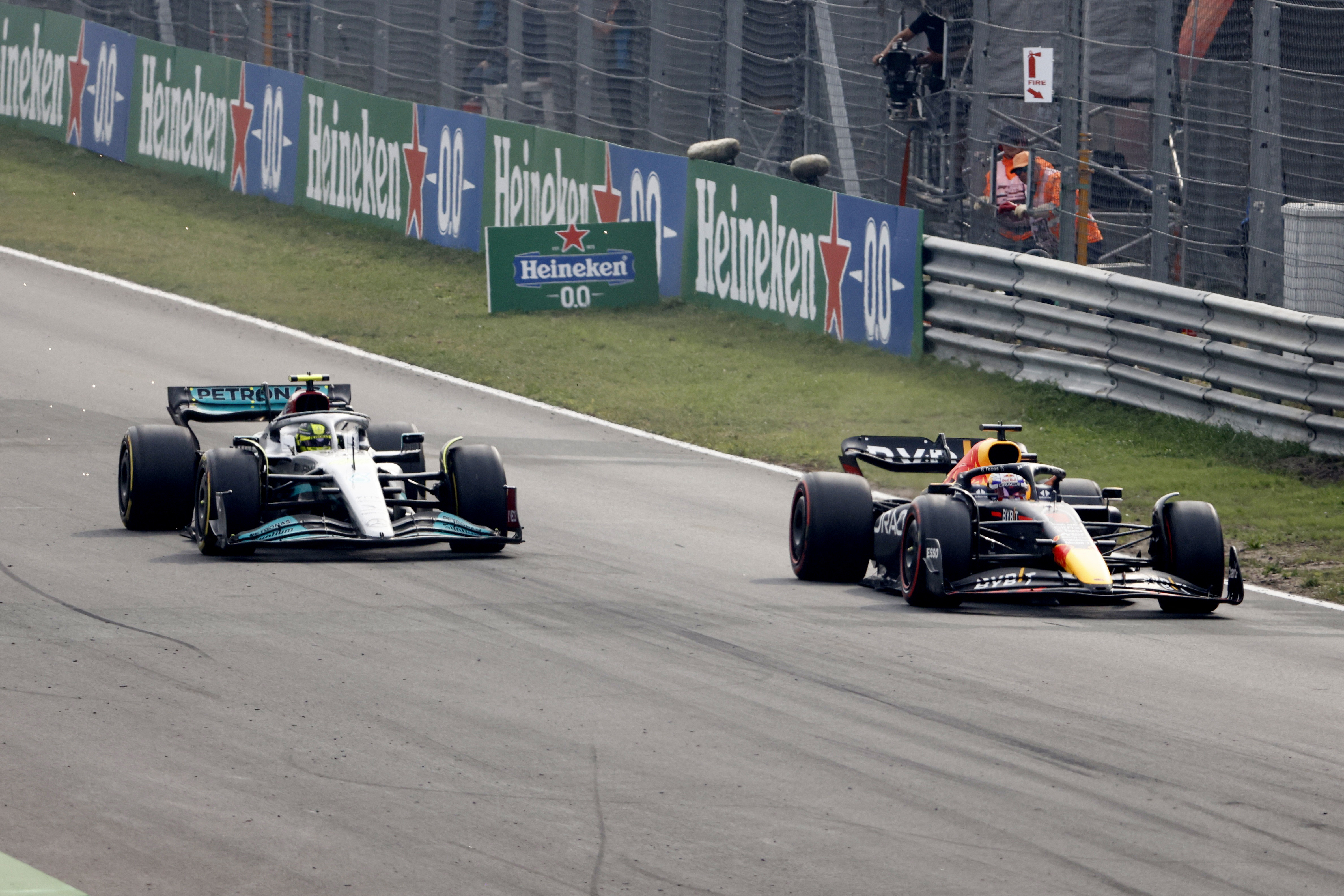 Lewis Hamilton a punto de ser superado por Max Verstappen tras el segundo reinicio de la carrera (REUTERS/Yves Herman)