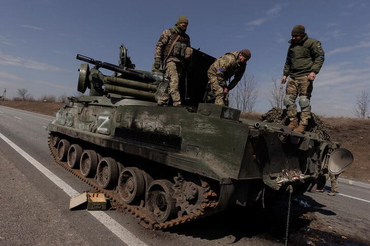 Foto del martes de soldados ucranianos sobre un vehículo de artillería rusa capturado durante las batalas en las afueras de Járkov
REUTERS/Thomas Peter