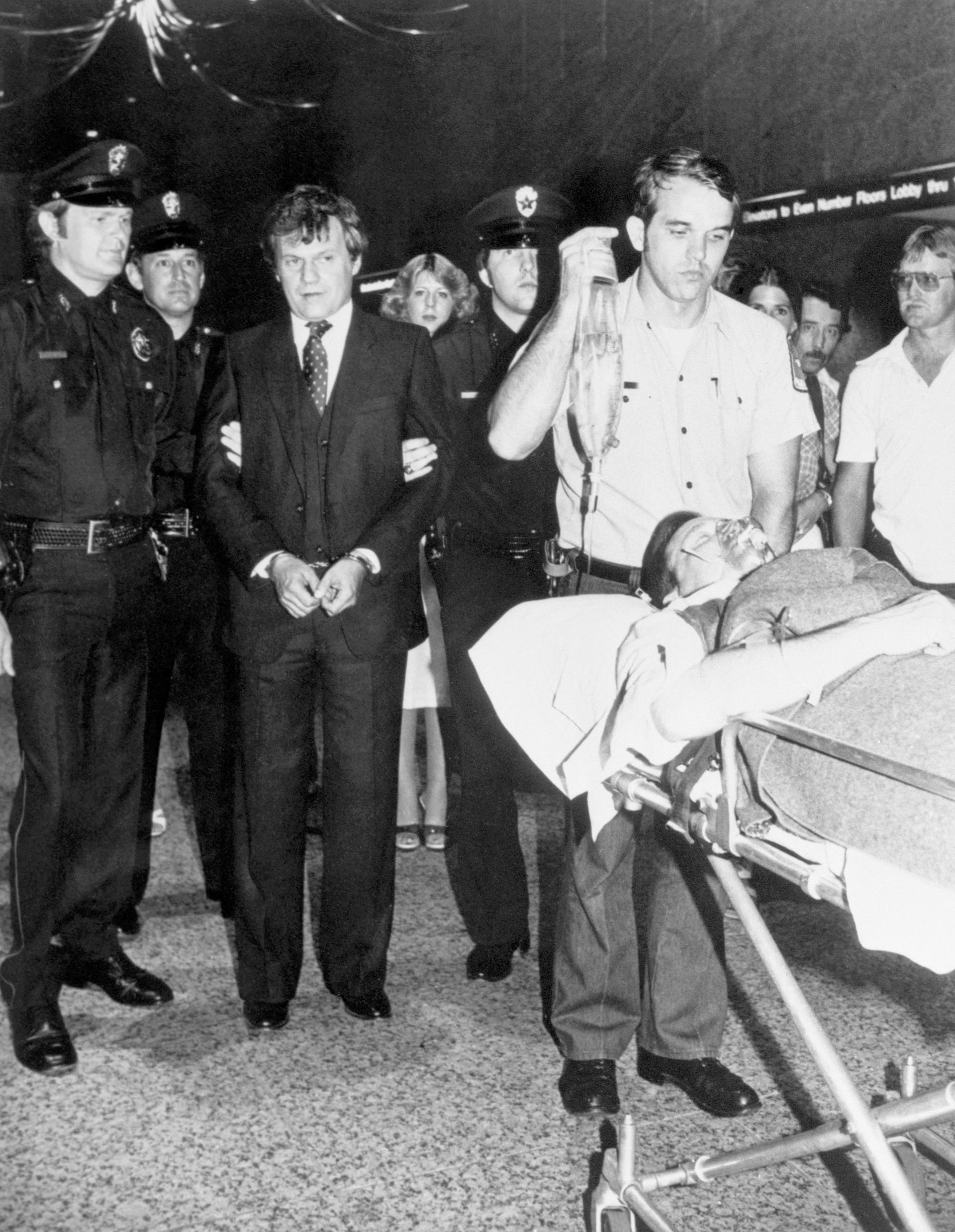 Una escena del momento culminante de la serie: Cliff Barnes -interpretado por Ken Kercheval, es esposado mientras JR Ewing (Larry Hagman) es llevado al hospital tras ser baleado (Reuters)