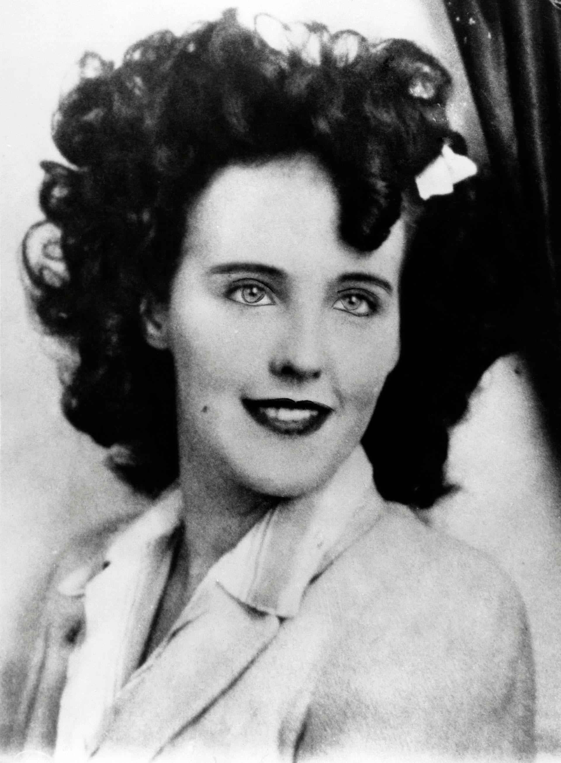 Después de su muerte, a Elizabeth Short la comenzaron a llamar la Dalia Negra, por una película que se estrenó cerca de la fecha de su asesinato (enero de 1947) titulada "La Dalia Azul" (Everett/Shutterstock )