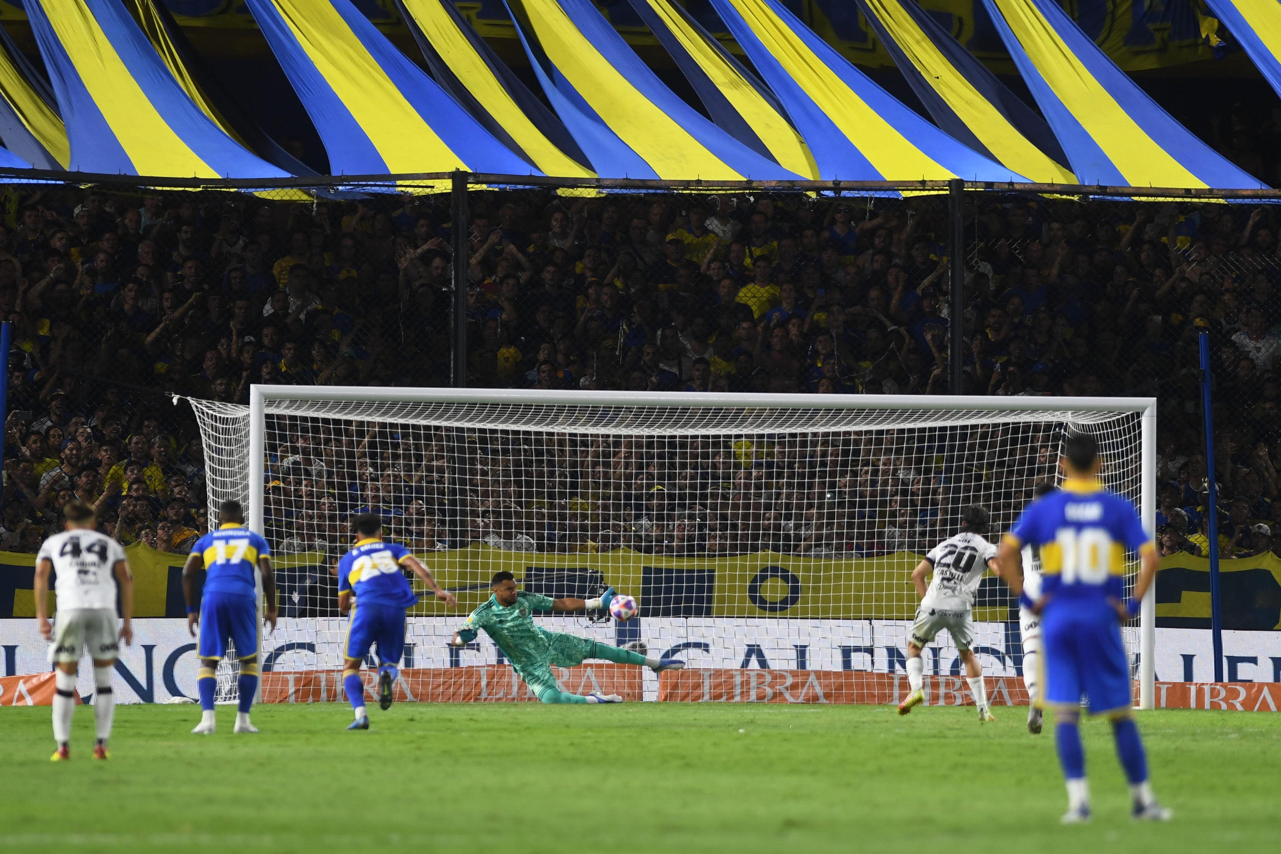 En modo Agustín Rossi: el penal que atajó Chiquito Romero en el empate entre Boca Juniors y Central Córdoba