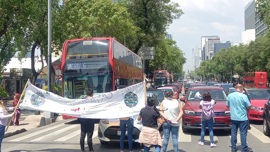 Colectivos bloquean Paseo de la Reforma; protestan por casos de acoso en escuela afiliada a la UNAM