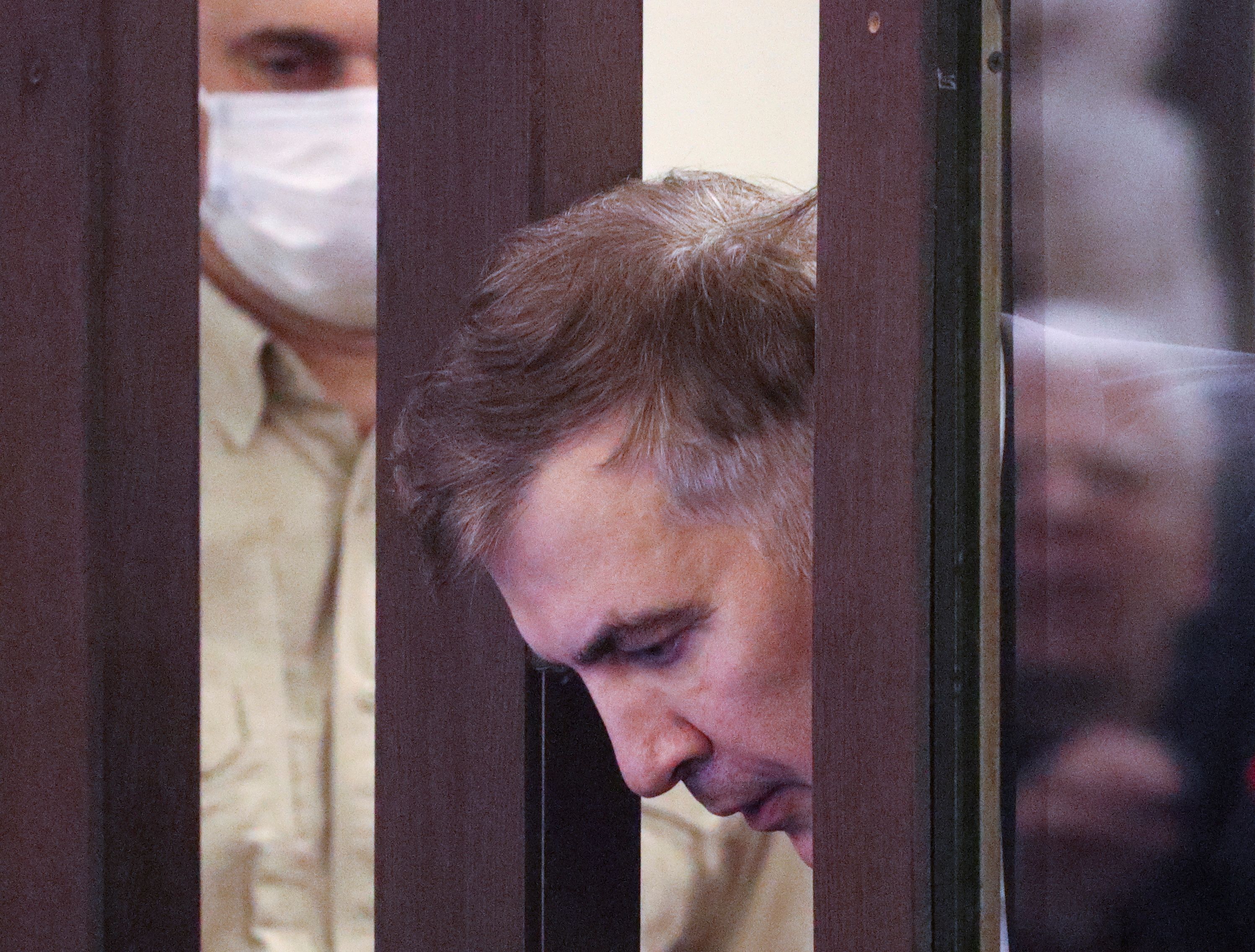 FOTO DE ARCHIVO: el expresidente georgiano Mikheil Saakashvili, condenado en rebeldía por abuso de poder durante su presidencia y detenido a su regreso del exilio, habla con sus abogados durante una vista judicial en Tiflis, Georgia, 2 de diciembre de 2021 (Reuters)