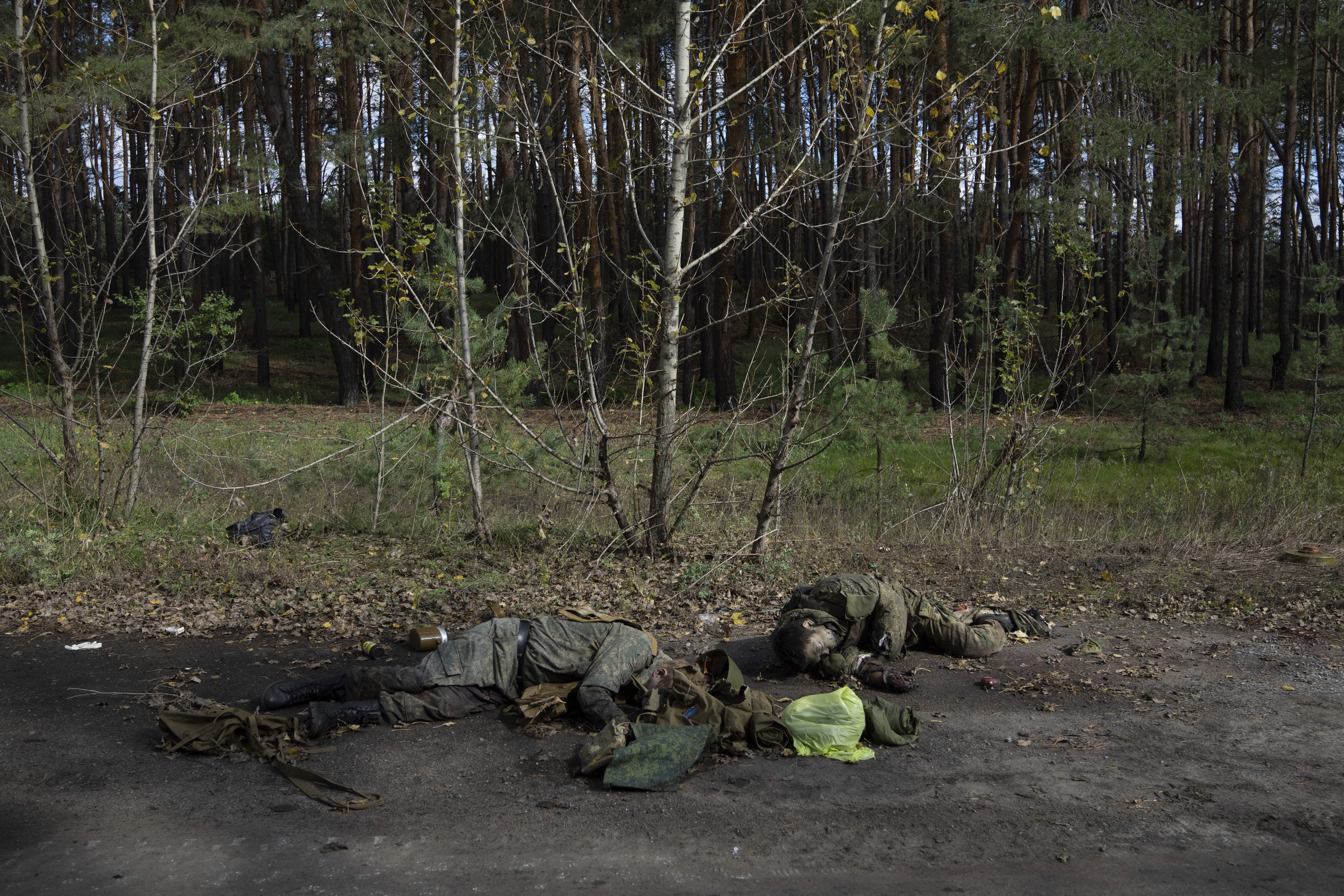 Los muertos son una prueba de una retirada atropellada que marcó una nueva derrota militar para Moscú (AP Photo/Evgeniy Maloletka)