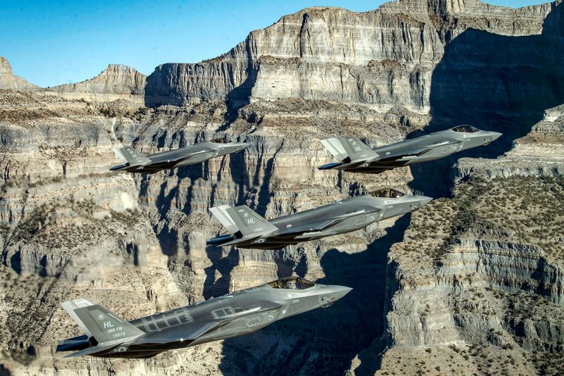 Una formación de aviones de combate F-35 Lightning II de la Fuerza Aérea de Estados Unidos realiza maniobras aéreas cerca de la ciudad de Utah, Estados Unidos. (REUTERS/Fuerza Aérea de Estados Unidos/Sgt. Cory D. Payne)