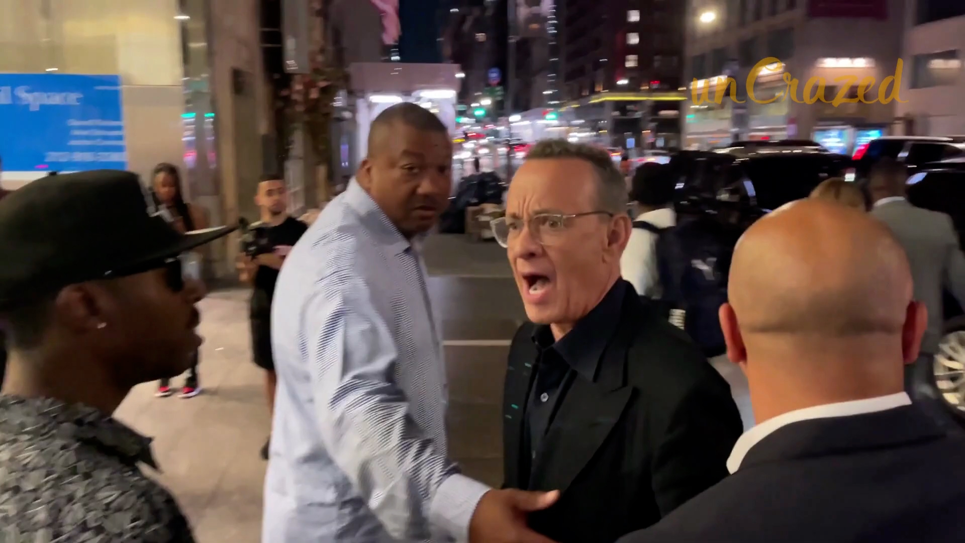 El actor Tom Hanks le grita furiosamente a un fanático que golpeó accidentalmente a su esposa.
