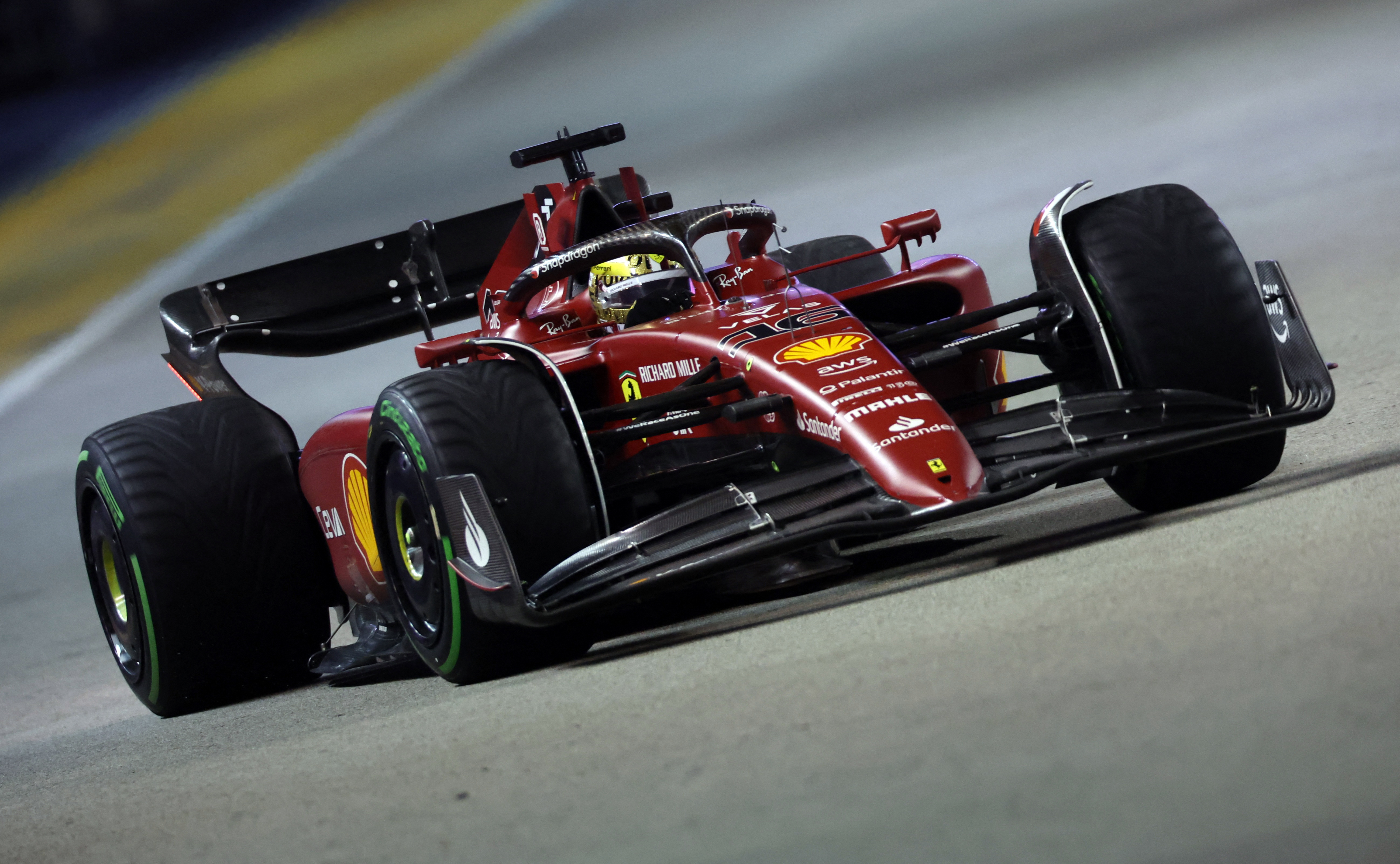 Charles Leclerc parte desde el mejor lugar en el Gran Premio de Singapur de la Fórmula 1, que se demoró por las intensas lluvias