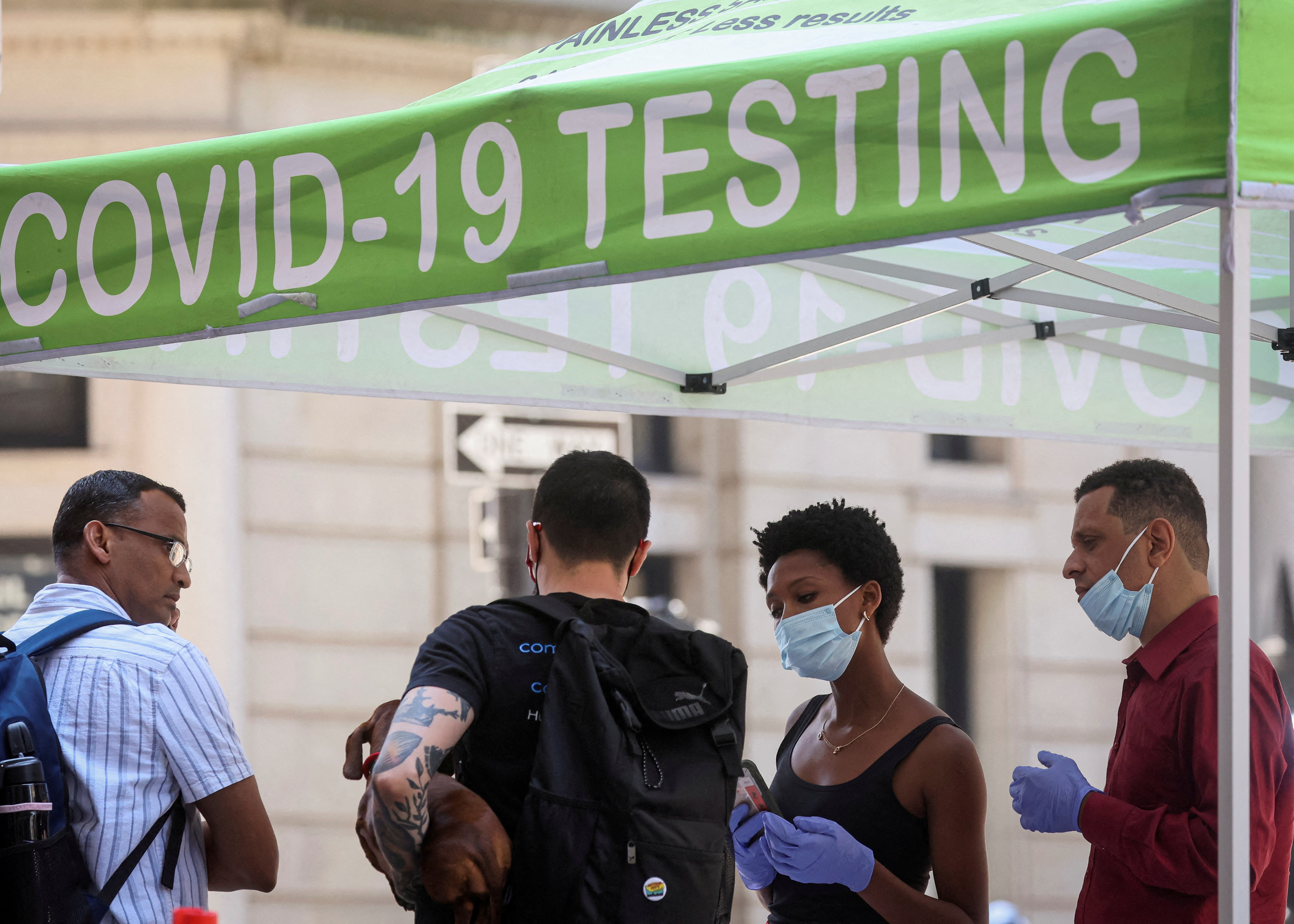 Foto de archivo: La gente espera en un centro emergente de tests de COVID-19 en la ciudad de Nueva York, Estados Unidos, el 11 de julio de 2022 (REUTERS/Brendan McDermid)