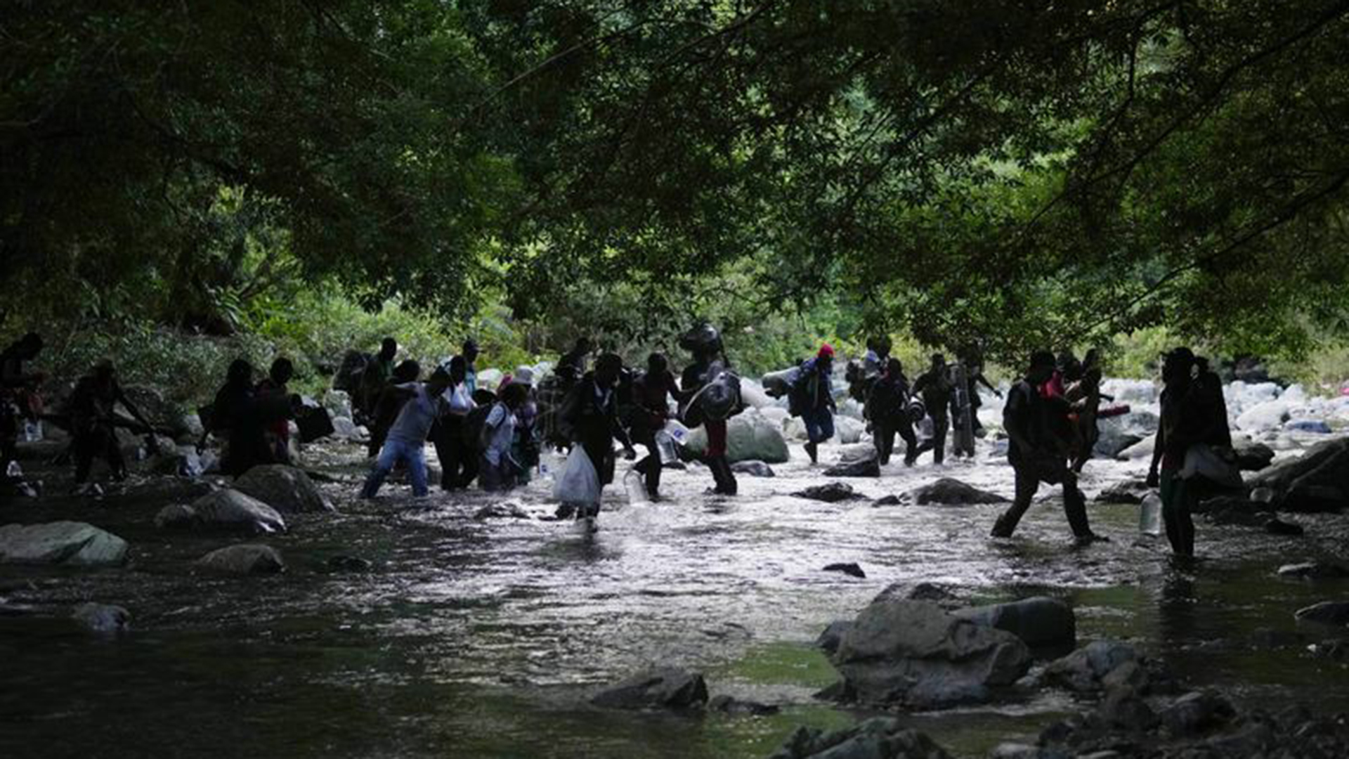 Migrantes cruzan el río Acandi mientras continúan su viaje hacia el norte, en Acandi, Colombia, el miércoles 15 de septiembre de 2021. Los migrantes, luego de un viaje multinacional hacia los EEUU, continuarán su viaje a través de la selva conocida como el Tapón del Darién. (AP Photo/Fernando Vergara)