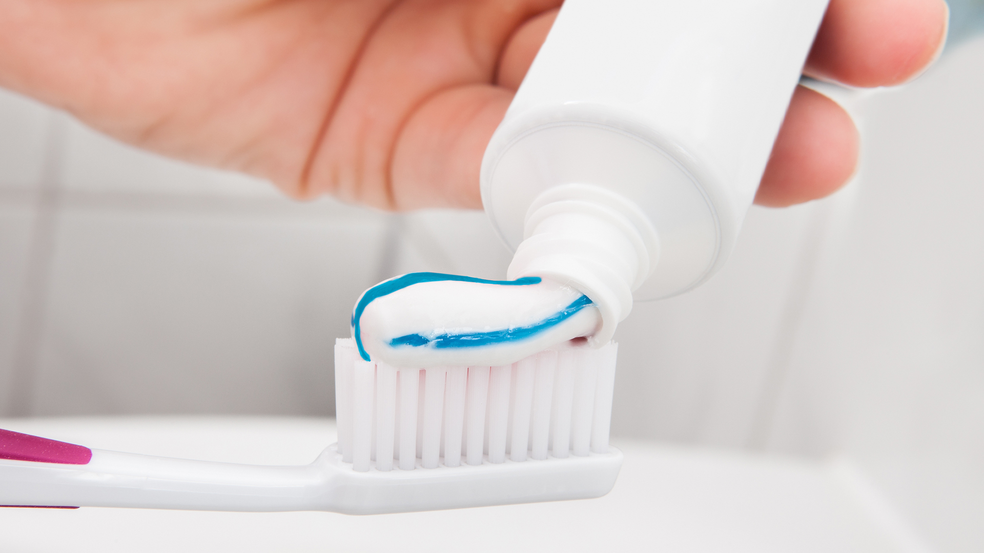 Cepillarse los dientes dos veces al día durante al menos dos minutos y usar enjuague bucal después de las comidas podría reducir el riesgo de tener complicaciones por COVID-19 (Foto: Istock)