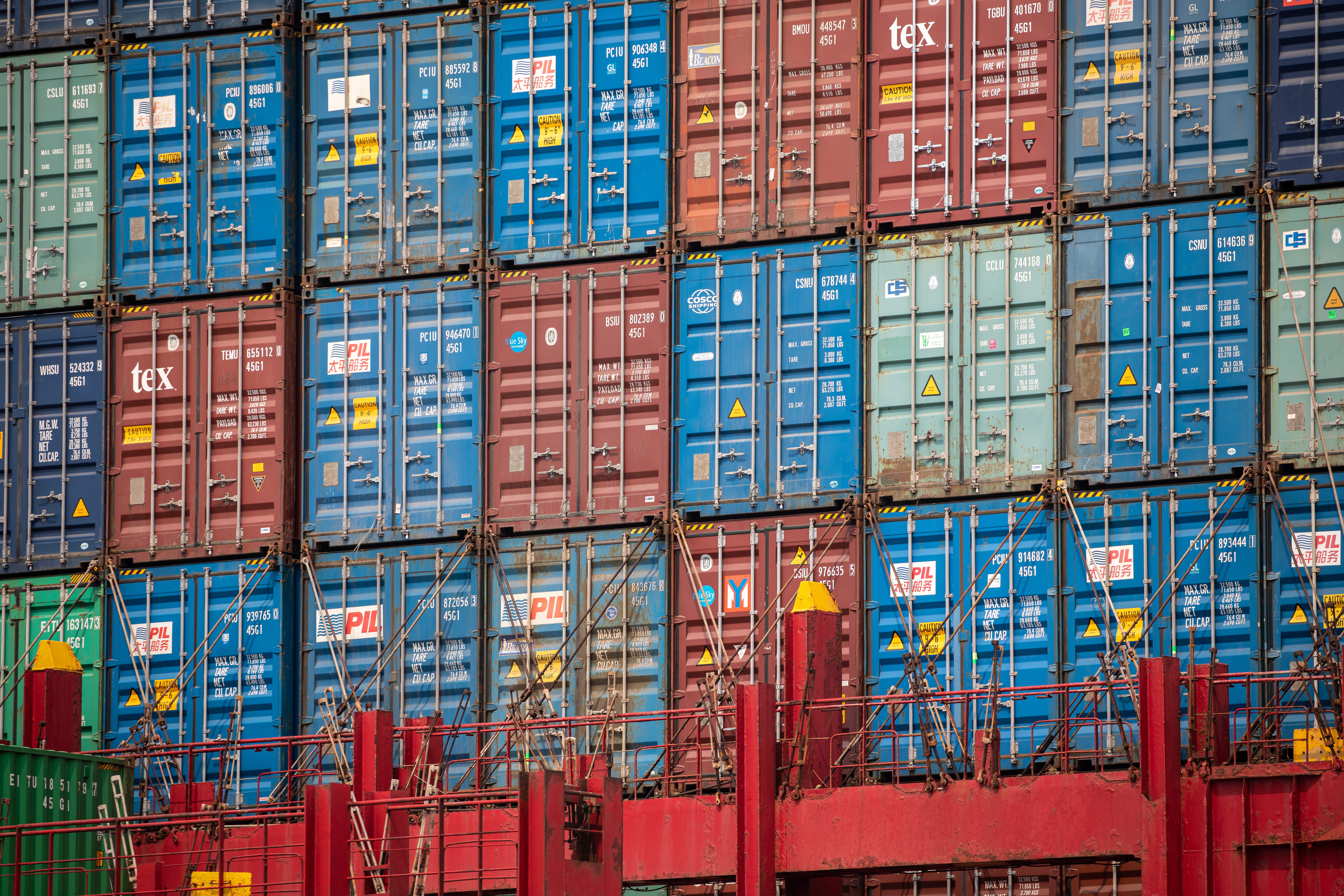 Las importaciones crecieron 50% durante 2021 y superaron los USD 63.000 millones. EFE/Jerome Favre/Archivo
