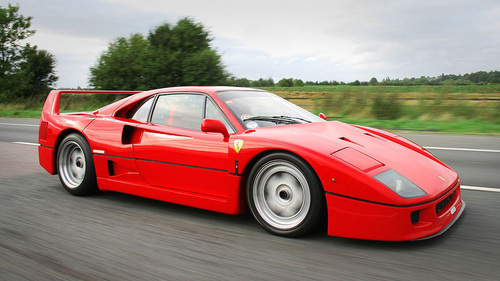 Las Ferrari F40 fueron 1.315 unidades. Todas tienen un gran valor, ya que fue el último auto que imaginó y supervisó Enzo Ferrari