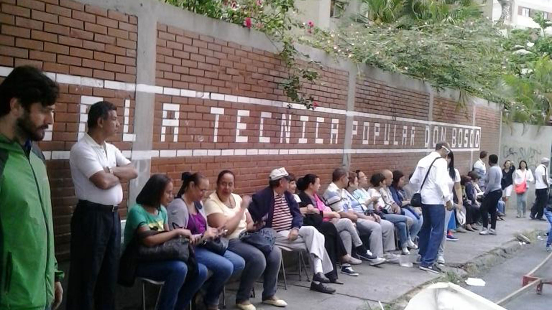Largas filas en Venezuela para la validación de firmas para el revocatorio