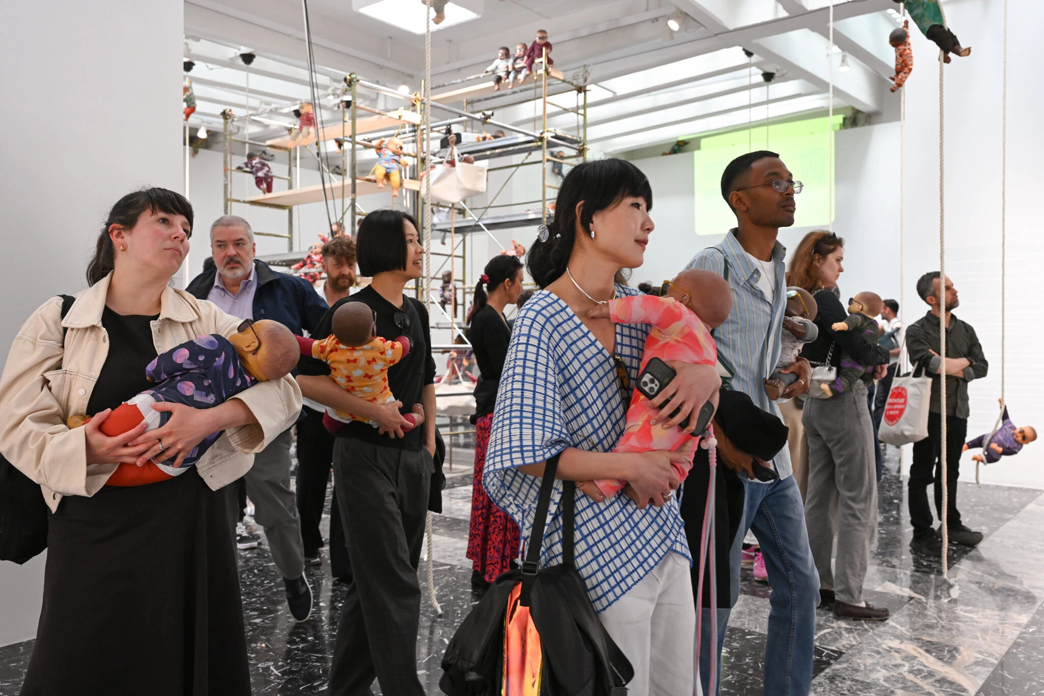 Bienal de Venecia en crisis: artistas renuncian de forma masiva a los premios del p&uacute;blico 