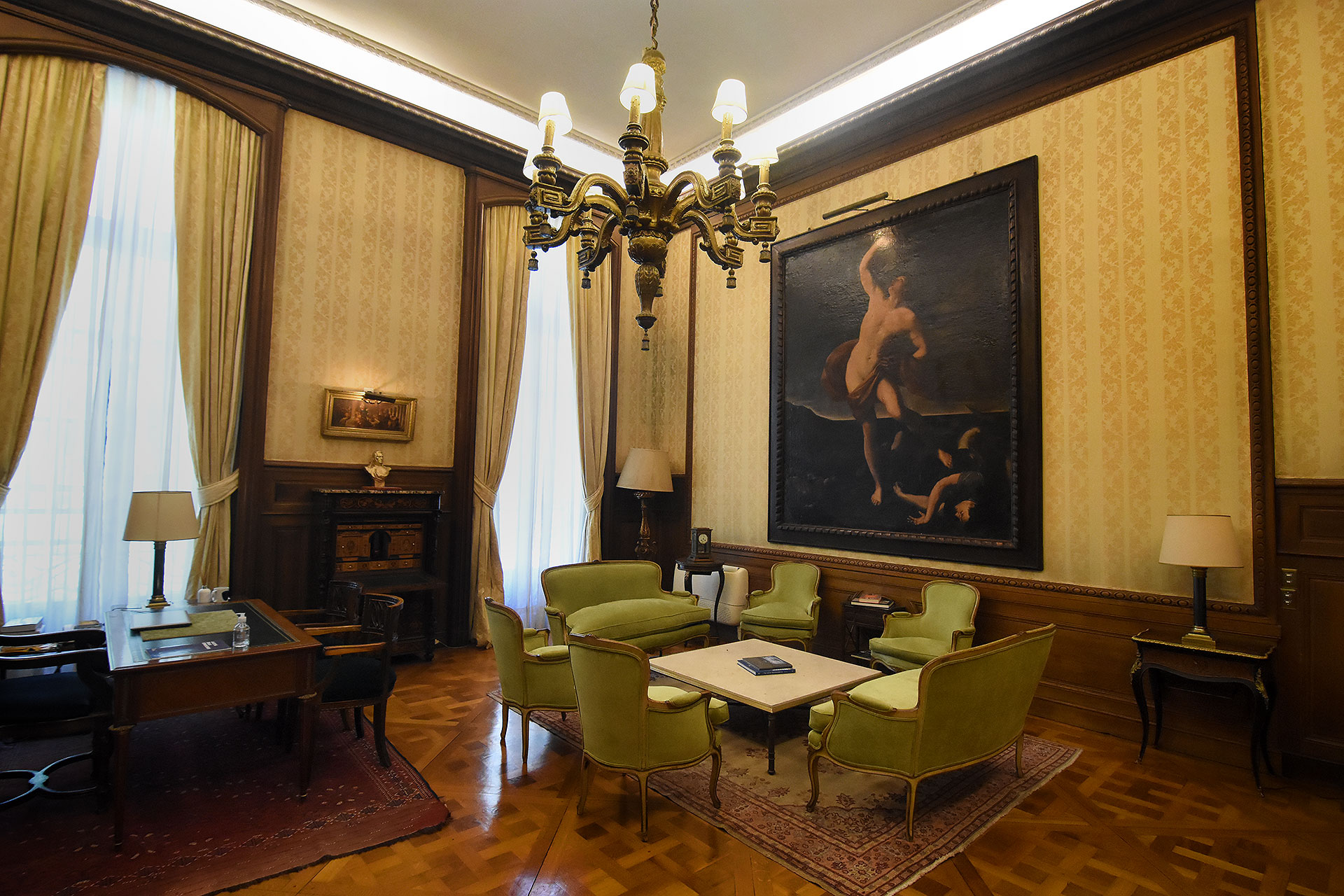 In the small reception room of the ambassador, a large 17th century oil painting with the figure of Samson (Nicolas Stulberg) prevails.