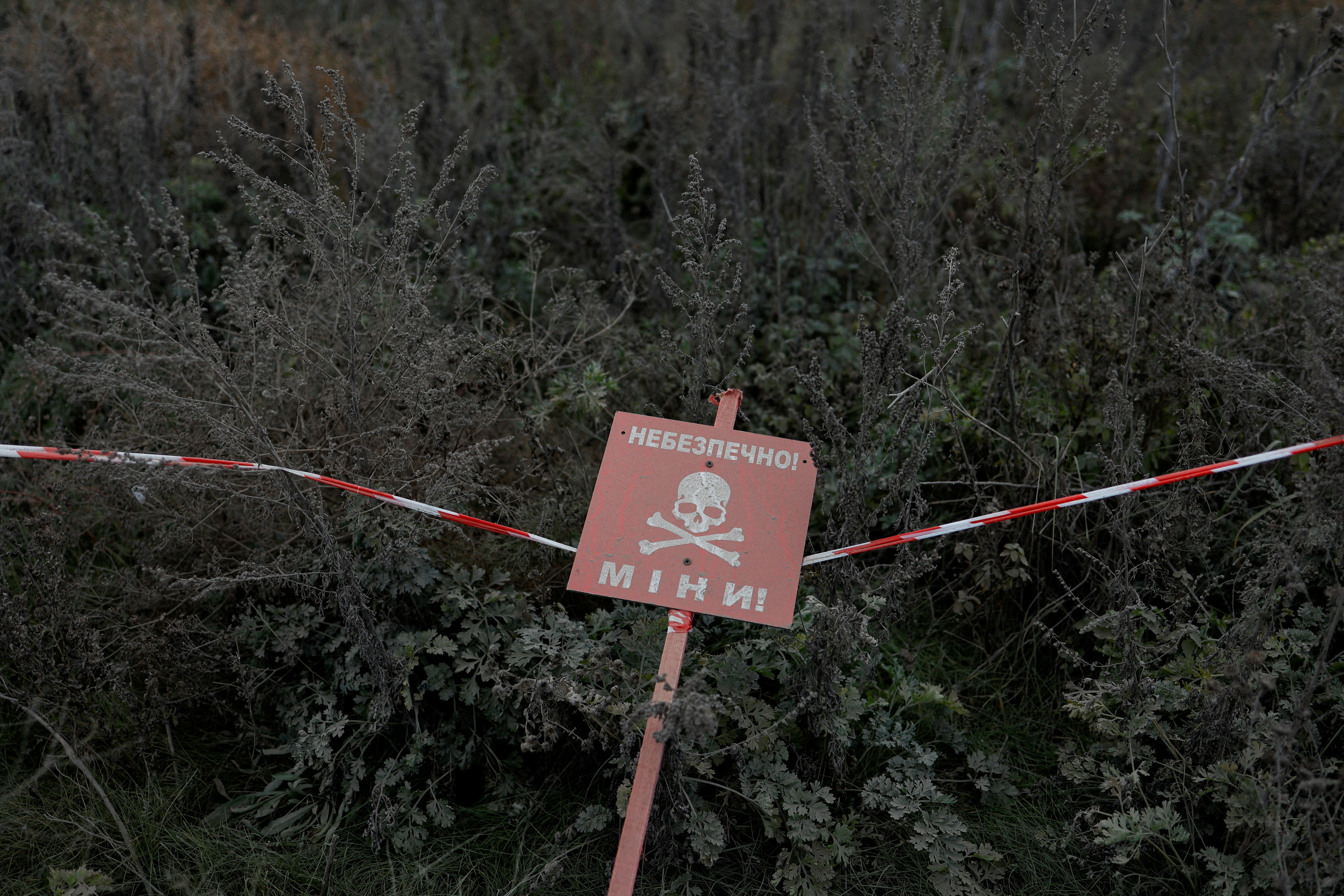 AI y la Cruz Roja advirtieron por la presencia de minas terrestres diseminadas por todo el terreno (REUTERS)