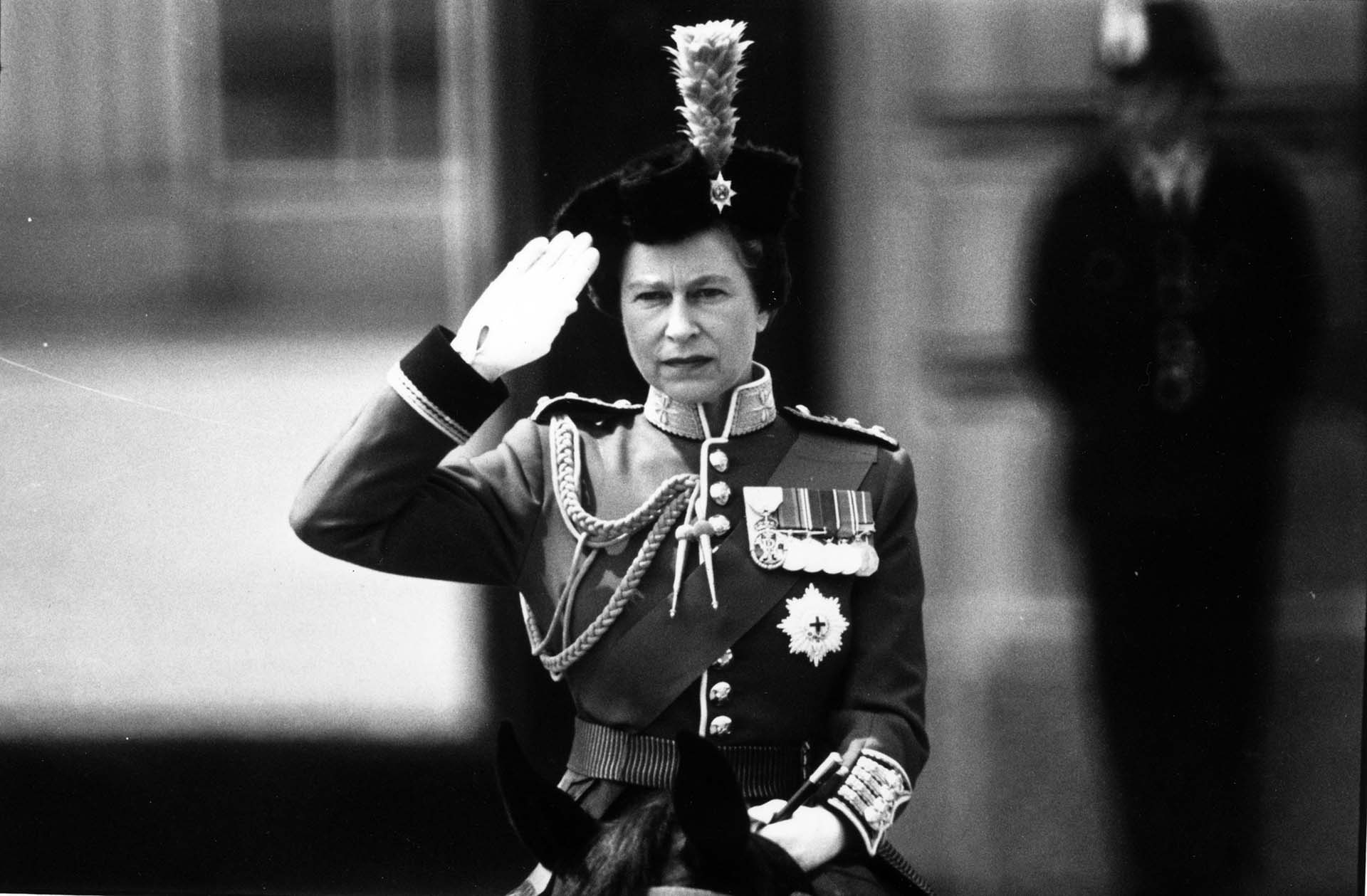 La monarca británica fue conocida también por su afición a los caballos y era una excelente jinete en sus años más jóvenes. (Aubrey Hart/Evening Standard/Getty Images)