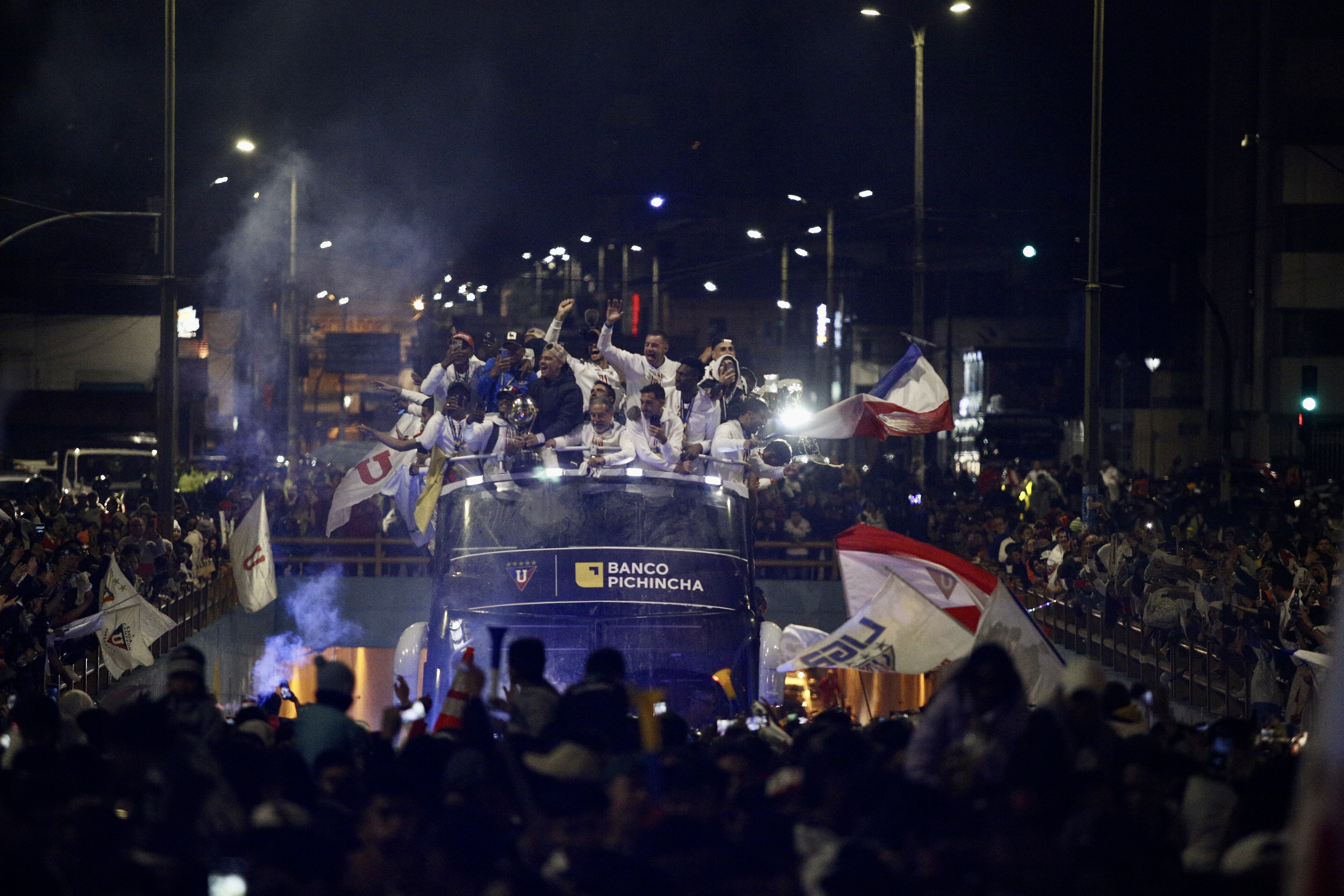 Liga de Quito celebra su segunda Copa Sudamericana en una caravana