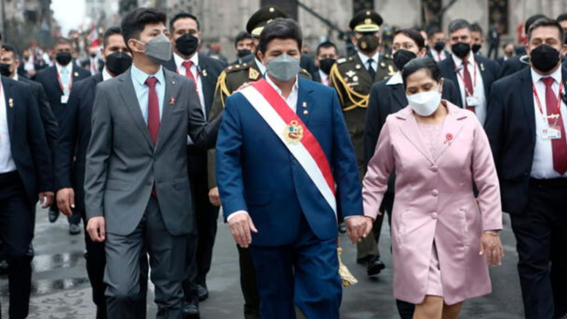 Arnold Castillo Paredes y sus padres, el presidente Pedro Castillo y la primera dama Lilia Paredes. (Presidencia del Perú) 