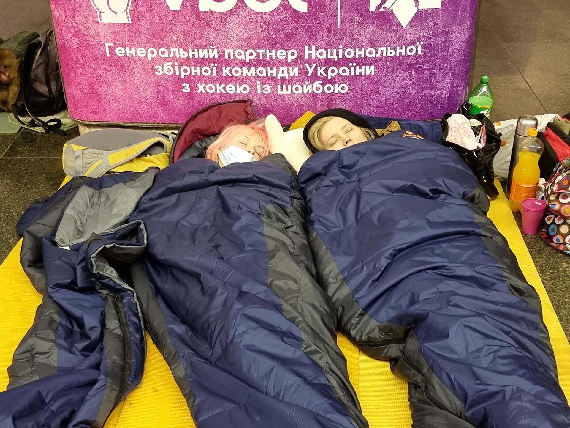 Dos mujeres duermen en al estación