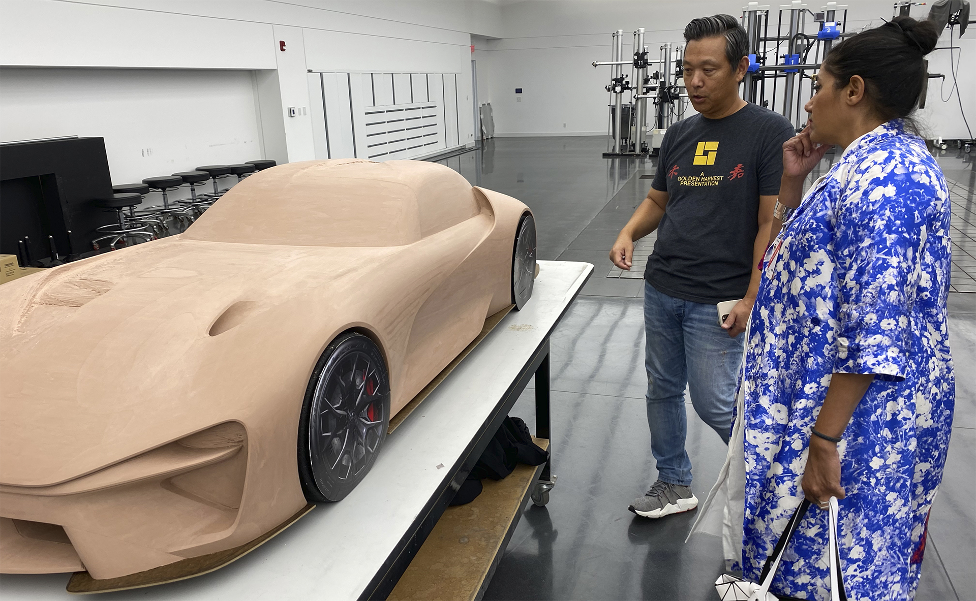 Alex Shen y Suchi Reedy en CALTY. El diseñador del auto y la artista que le dio forma a un Lexus para crear su intalación "Shaped by Air" presentada en Miami