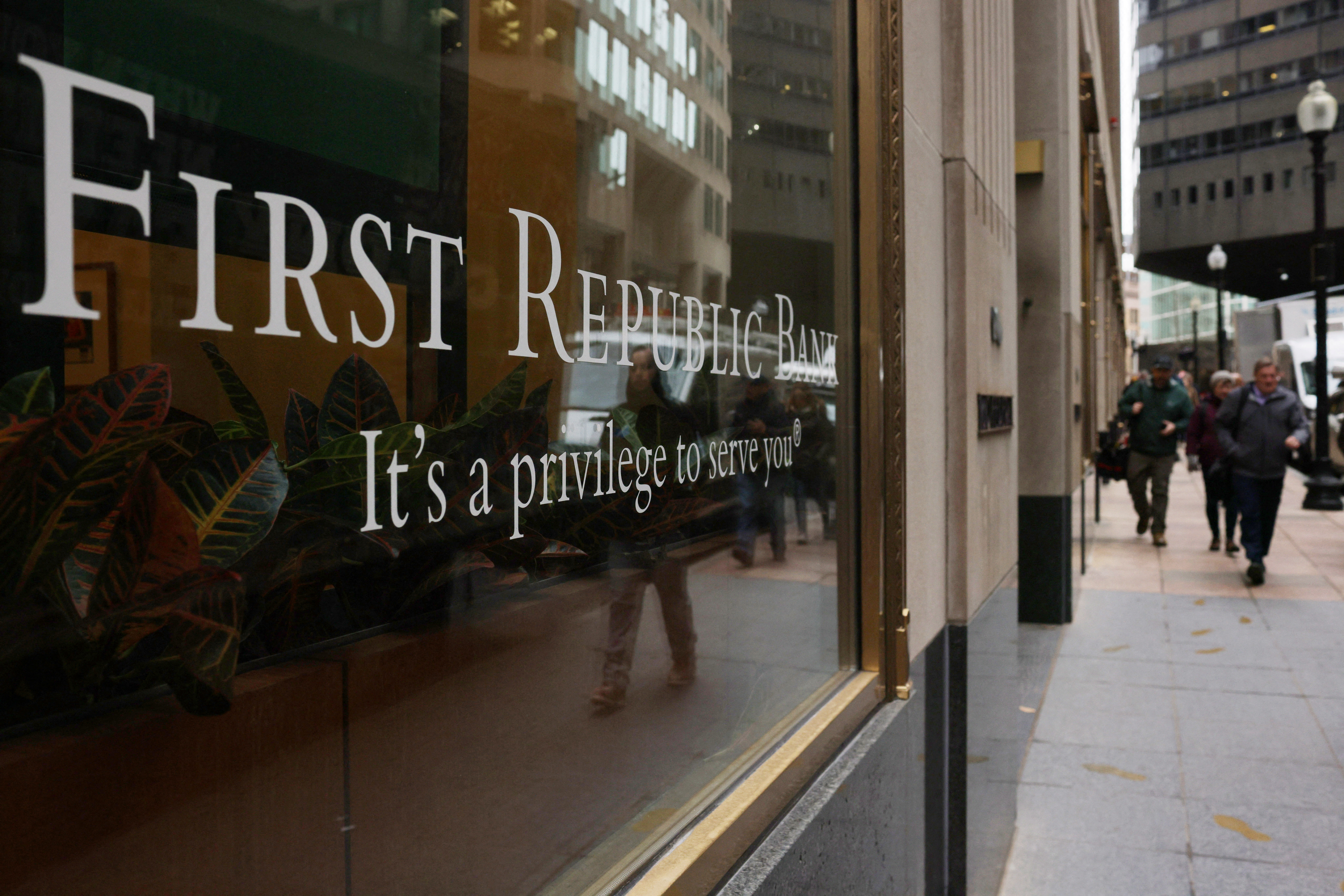 Las acciones de First Republic cayeron más de 70% hoy por temores a un contagio del colapso de SVB